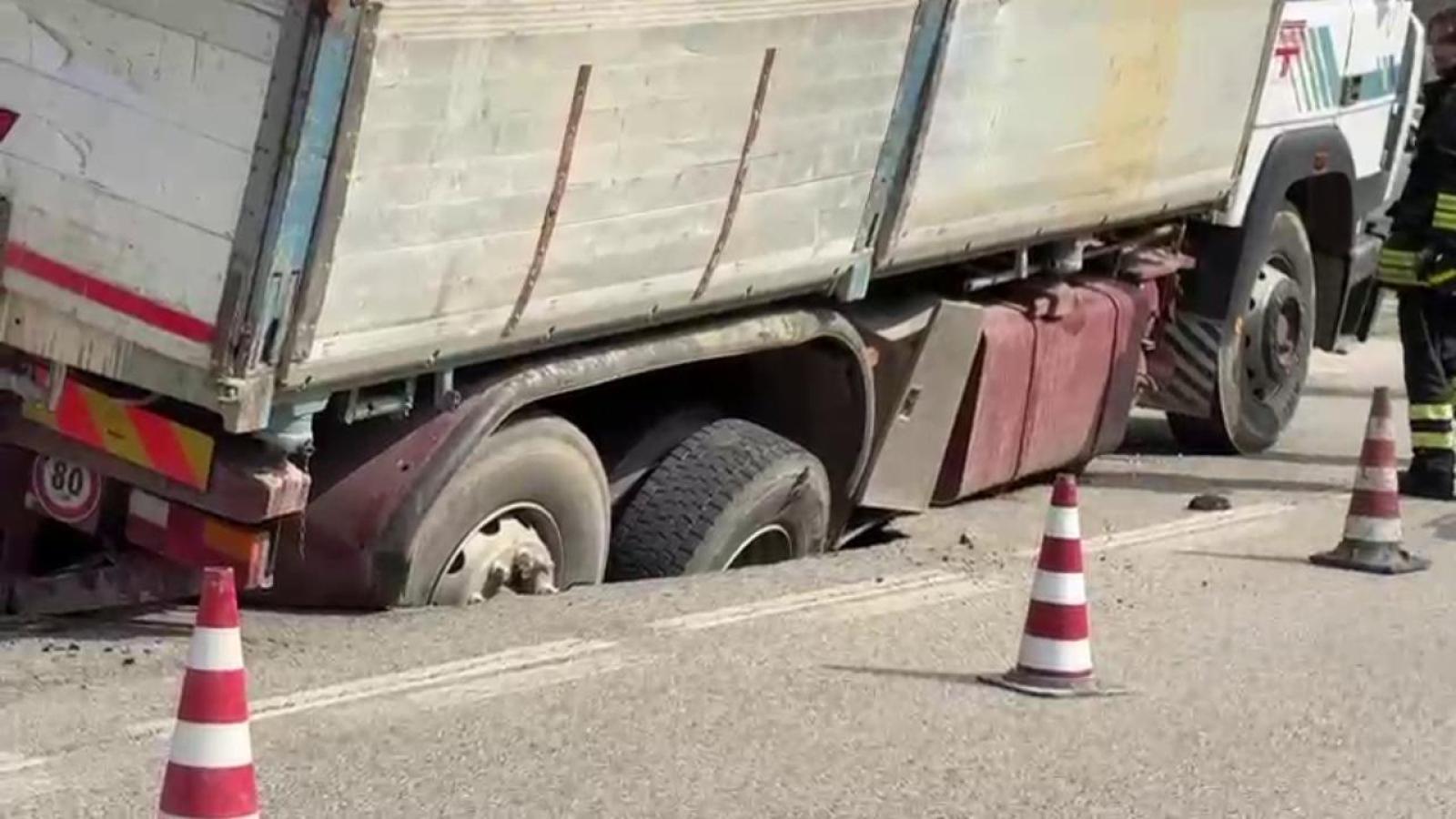Cede l'asfalto a Mestre: Camion si ritrova in voragine profonda