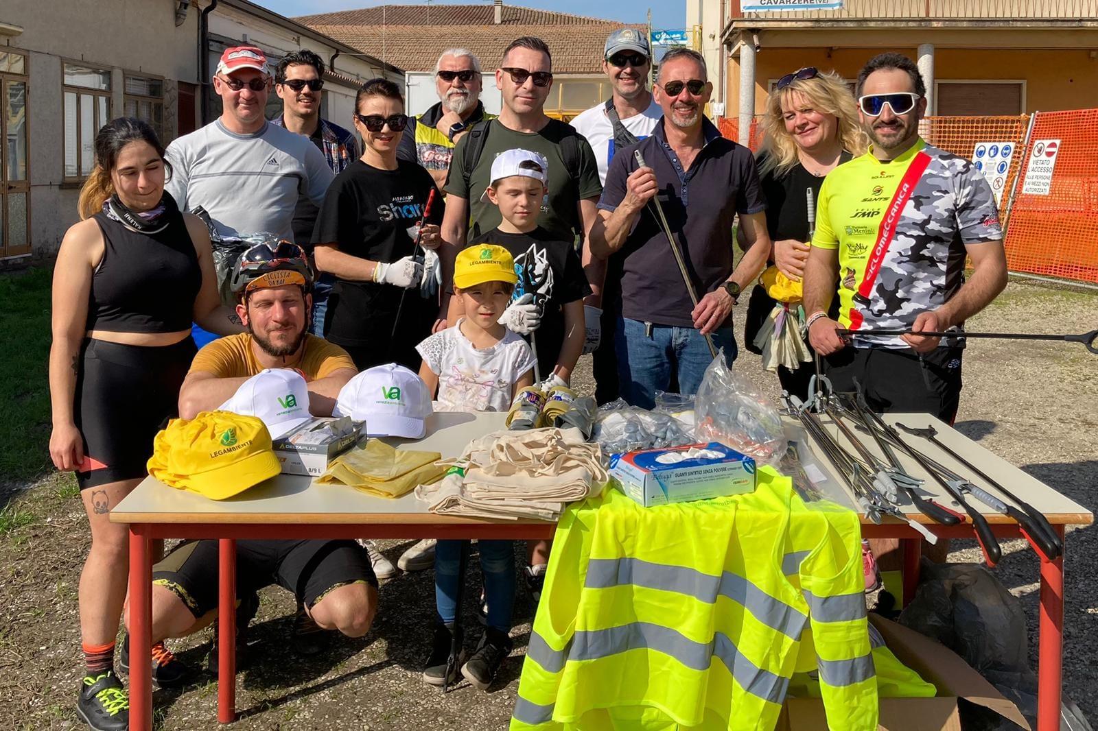 I volontari ripuliscono la citt&agrave;