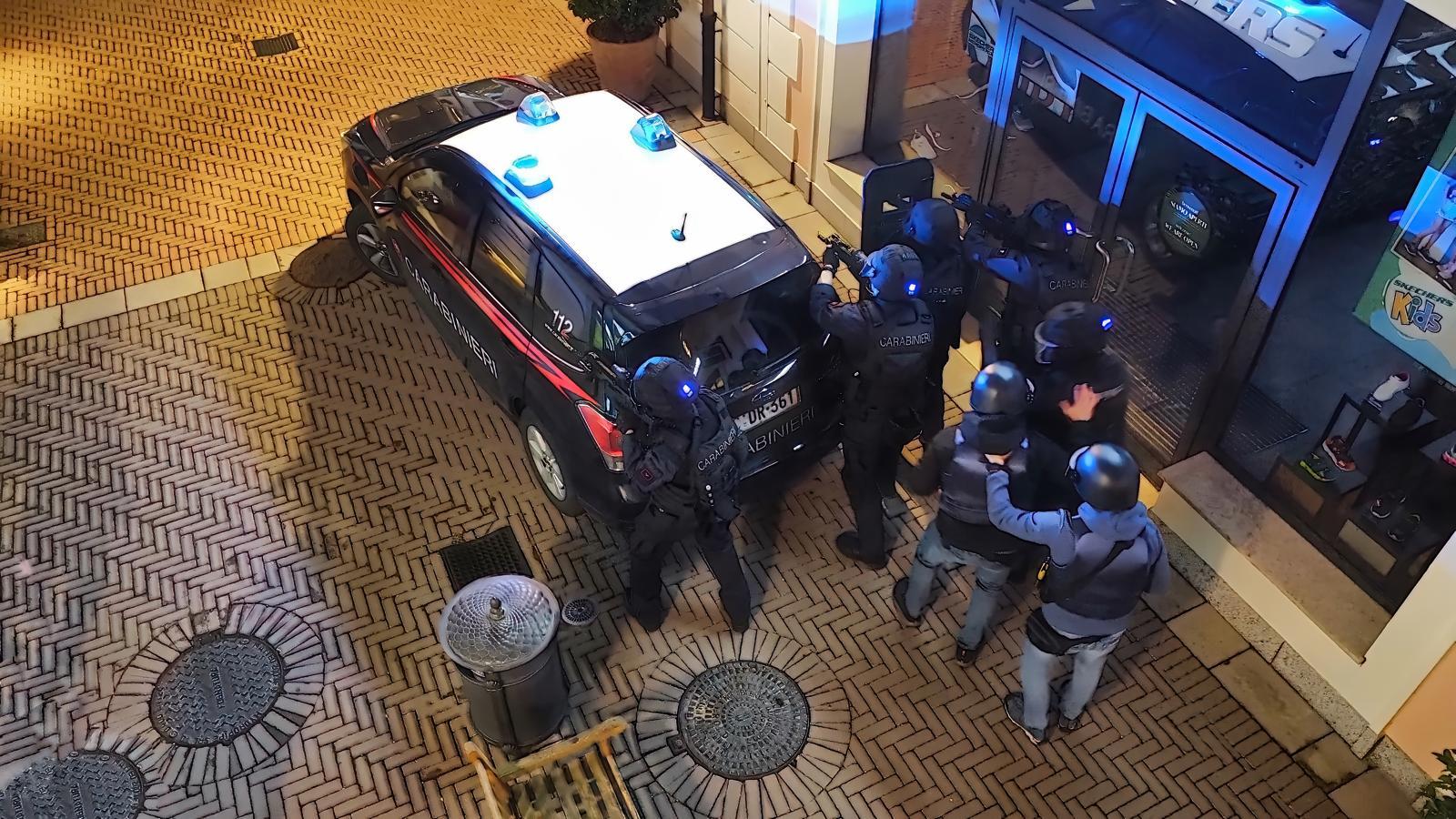 Gruppo armato irrompe nell'Outlet, ma &egrave; un'esercitazione dei Carabinieri