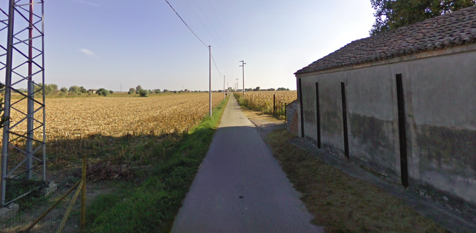 "Questa strada &egrave; mia",  taglia l'asfalto e scava una trincea impedendo il passaggio