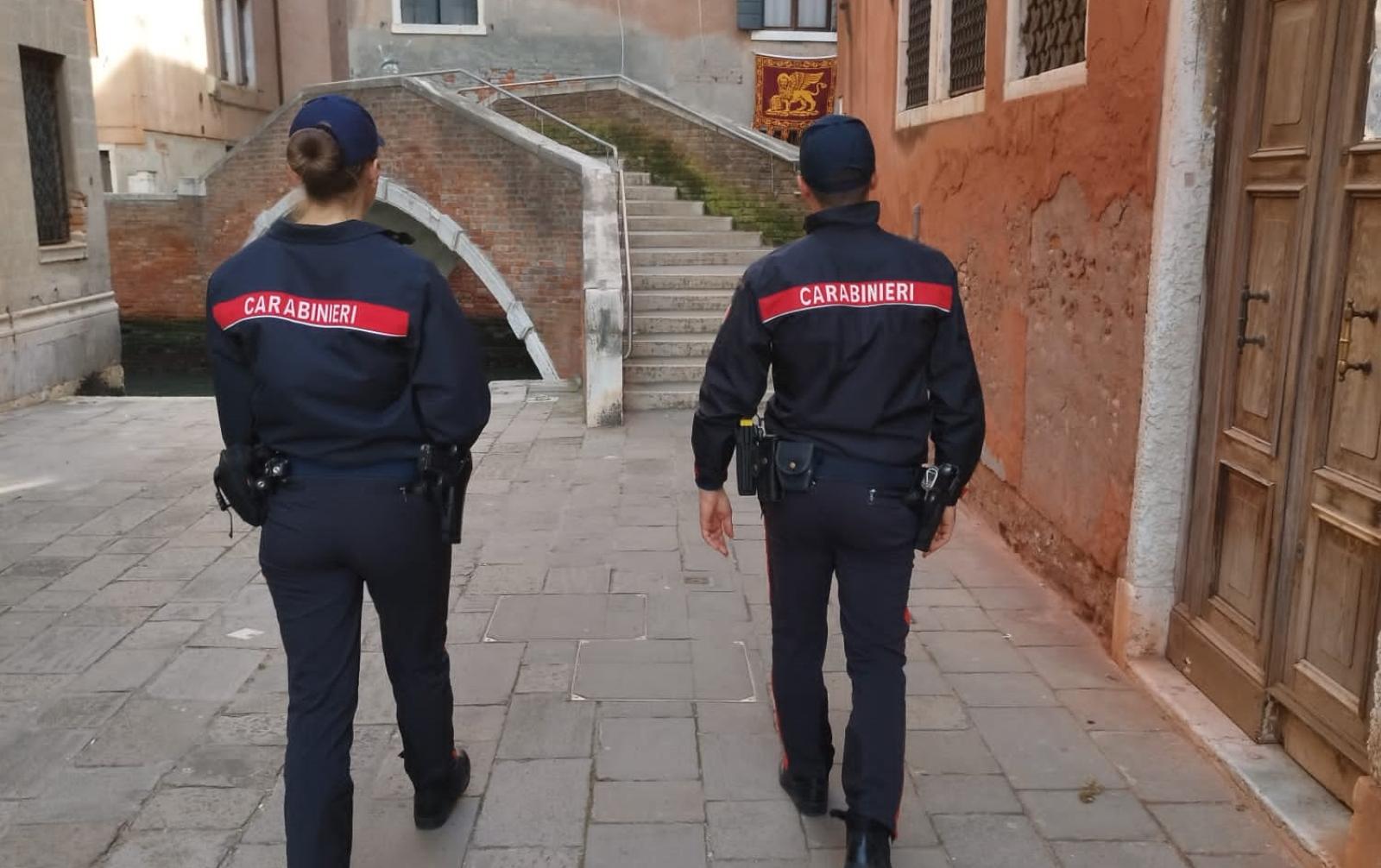 Si finge Carabiniere e tenta di estorcere soldi e gioielli ad un'anziana, arrestato