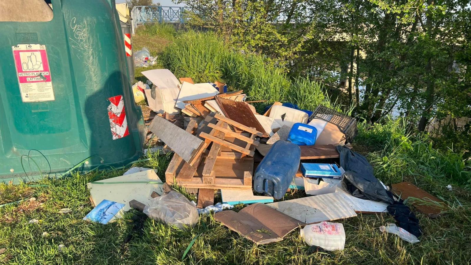 Ancora abbandoni di rifiuti ovunque