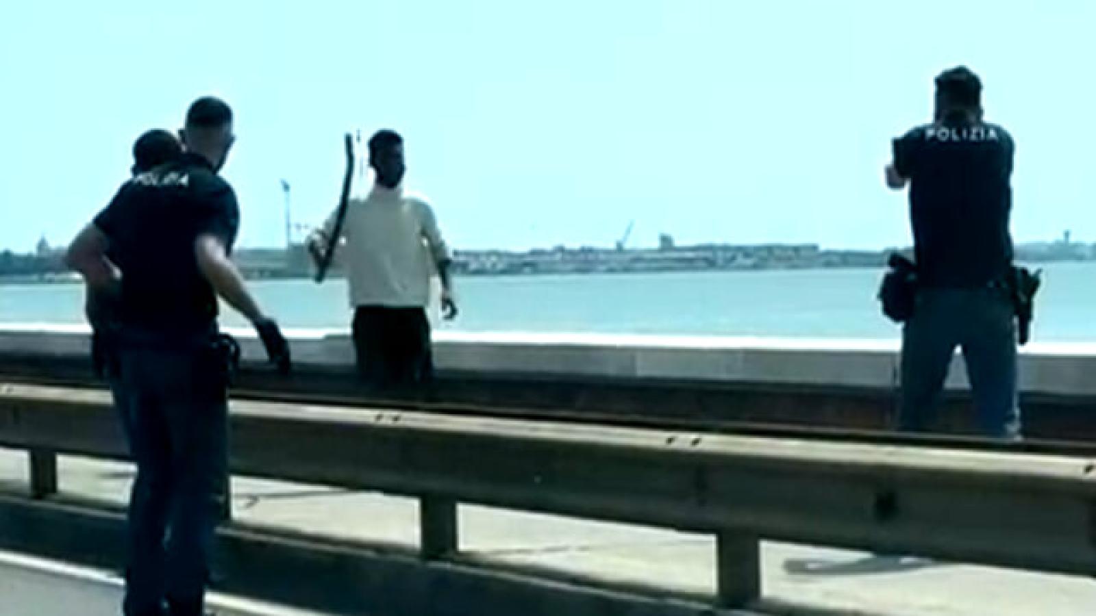 Sul ponte brandendo una spranga, arriva il foglio di via