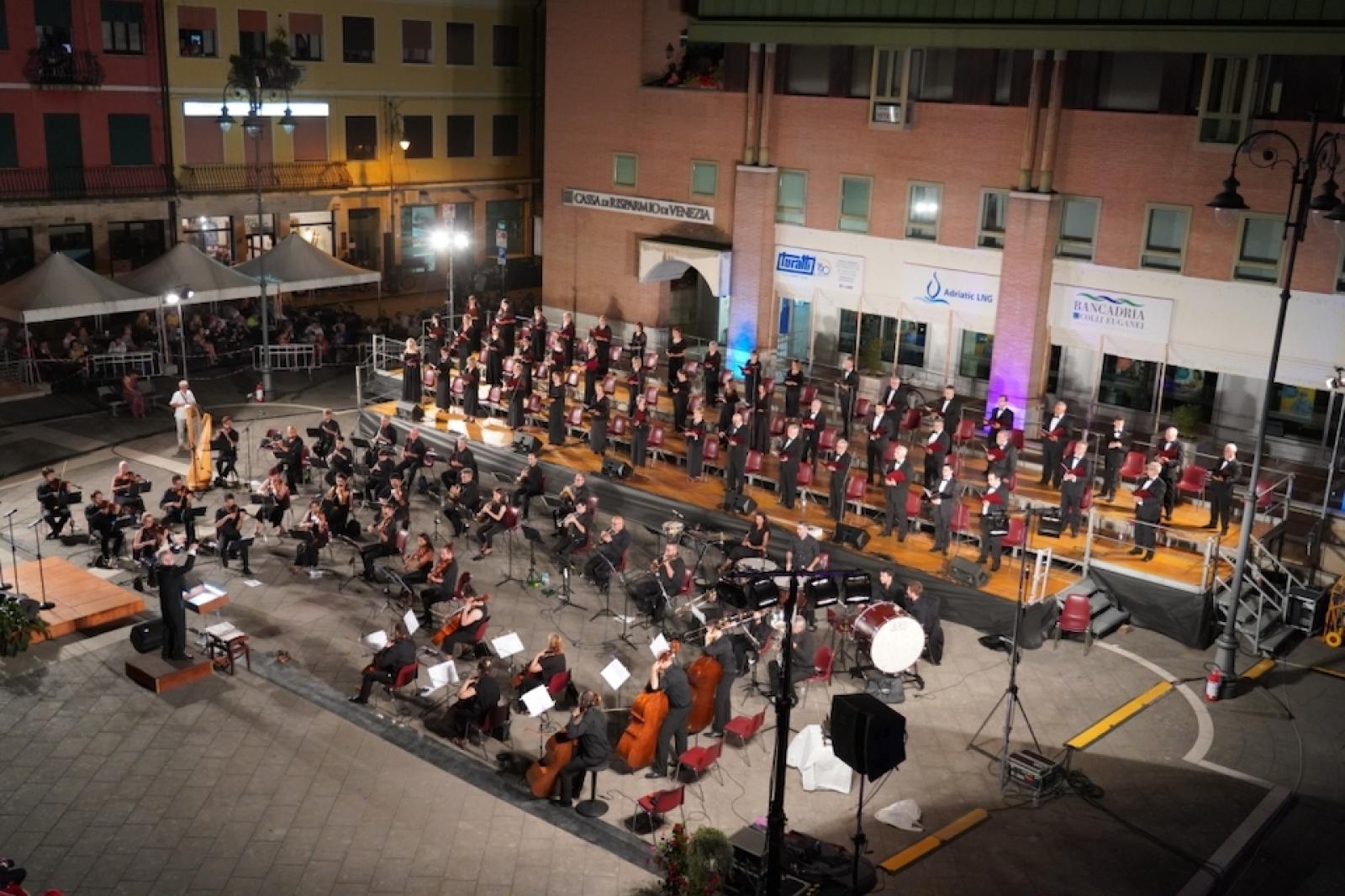 Migliaia di applausi per la lirica