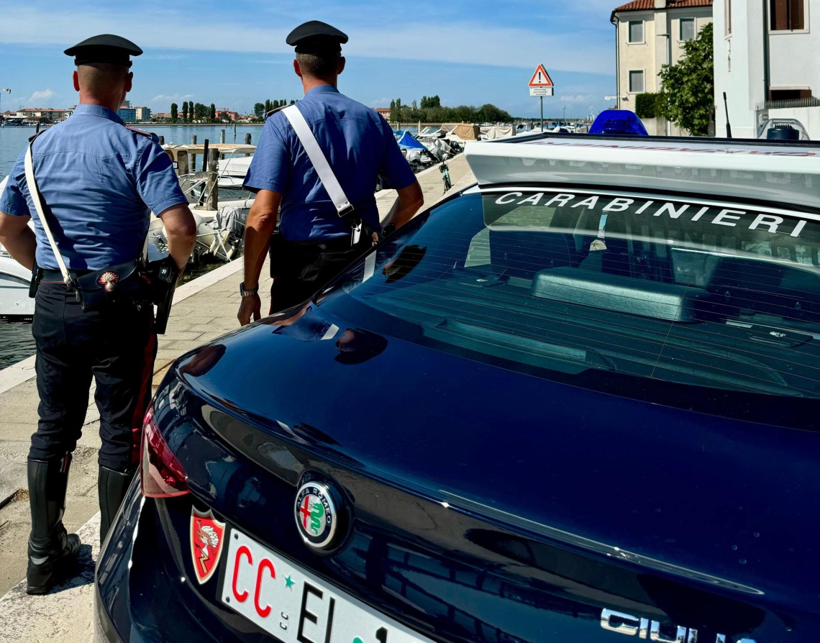 Tenta il suicidio gettandosi in mare, i Carabinieri lo salvano