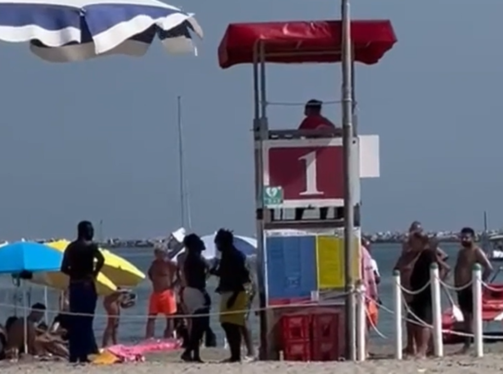 Follia in spiaggia, aggrediti i bagnini