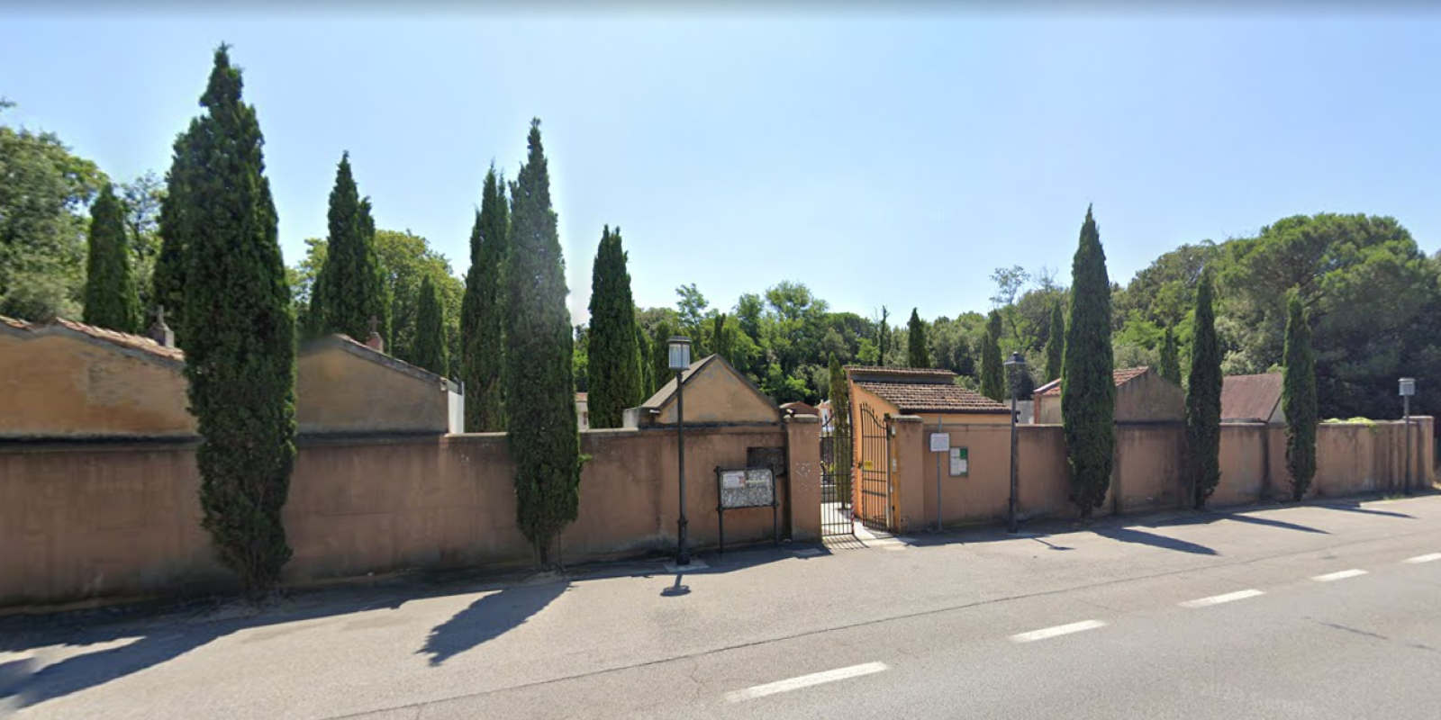 I ladri colpiscono il cimitero Esplode la rabbia dei parenti