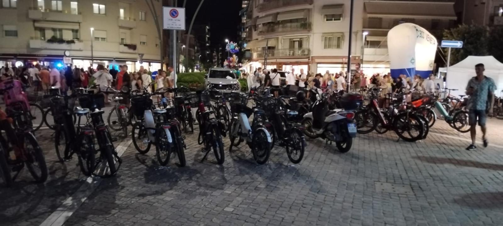 Pochi stalli e bici ovunque, invase le aree pedonali