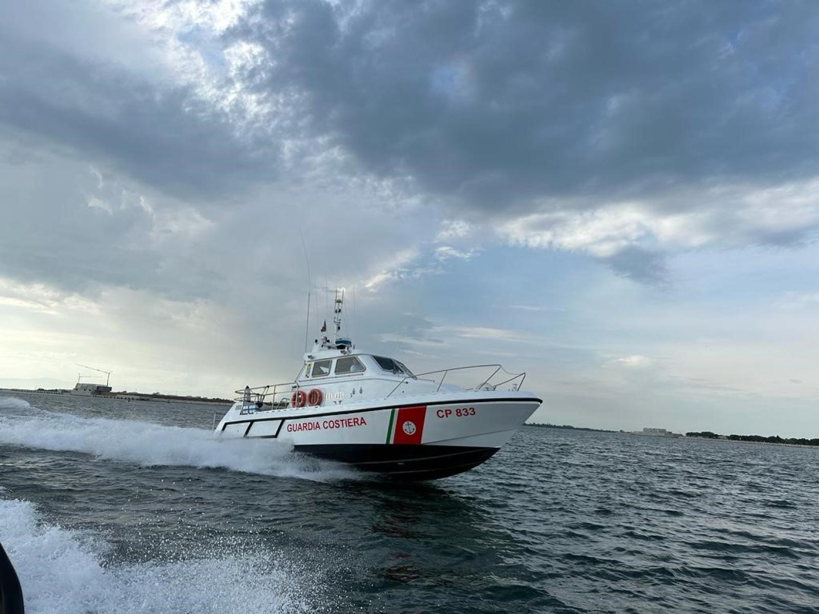 Dramma sfiorato in laguna: barca si rovescia, evitato il peggio