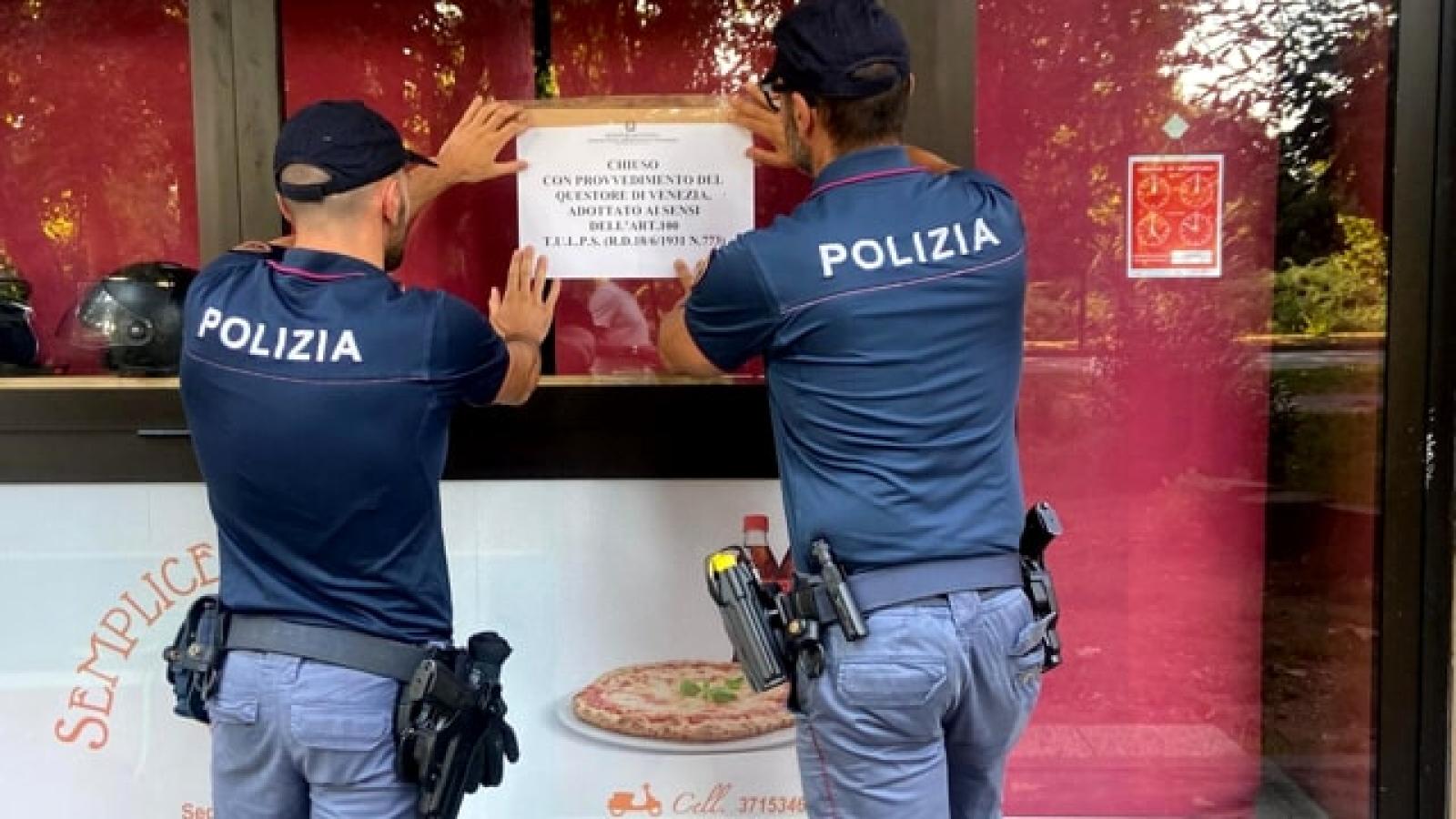 Armato di coltello minaccia il titolare e spara in aria, chiuso il locale