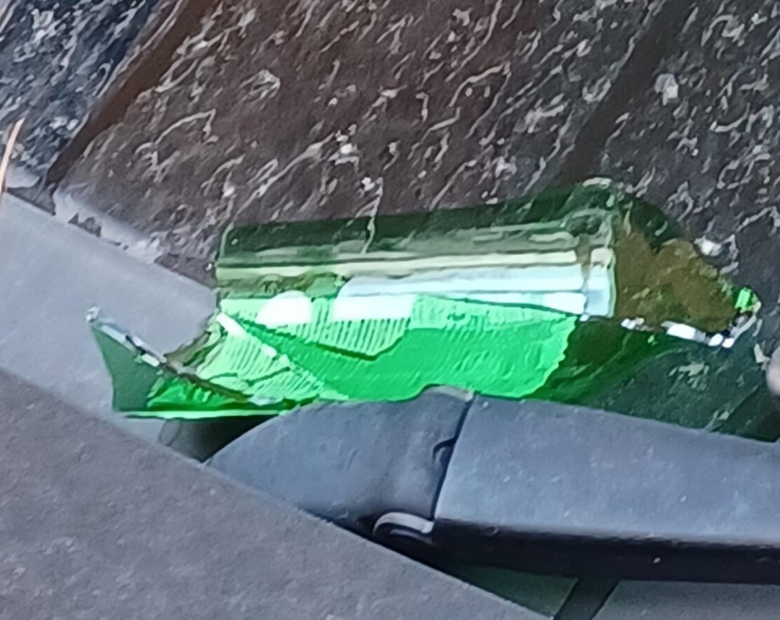 Bottigliate contro le auto in sosta