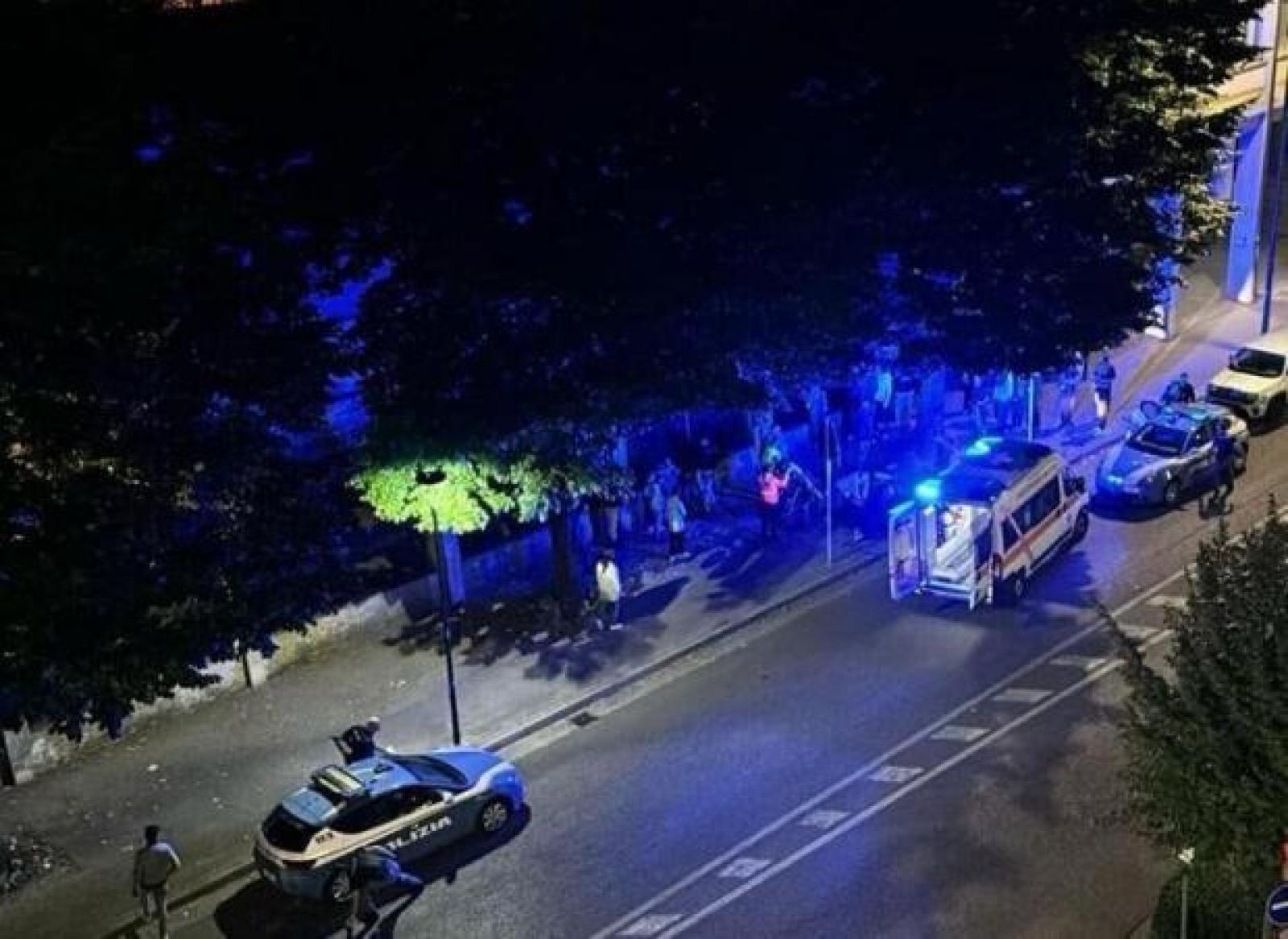 Tentano di difendere una donna da un'aggressione, ucciso uno dei giovani