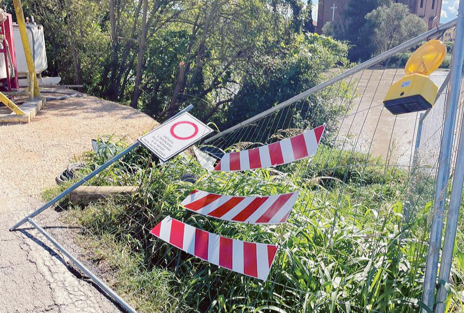 Vandali abbattono il cantiere