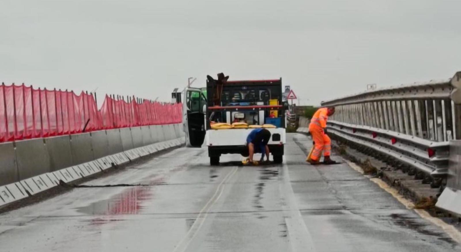Buche pericolose sul ponte, ripristinata la viabilit&agrave;
