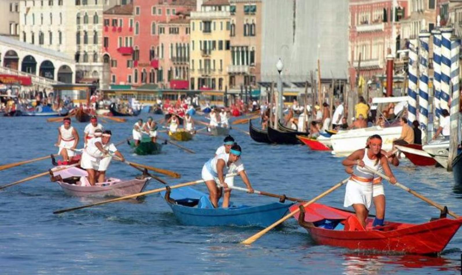 Venezia tra onde e pericoli: il traffico acqueo sotto accusa dopo l'incidente delle gemelle Pinzan