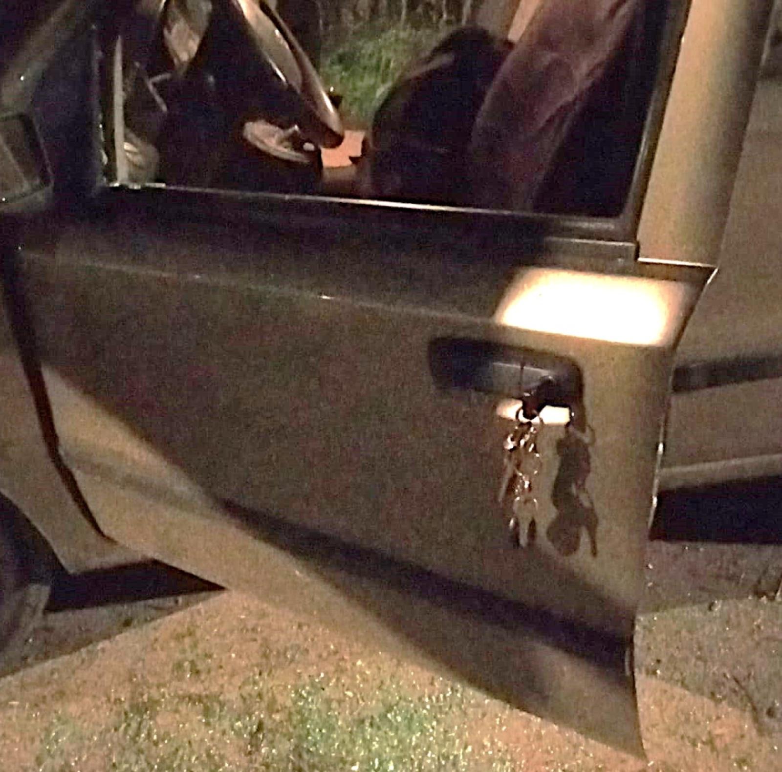 Alterato si accanisce sull&rsquo;auto