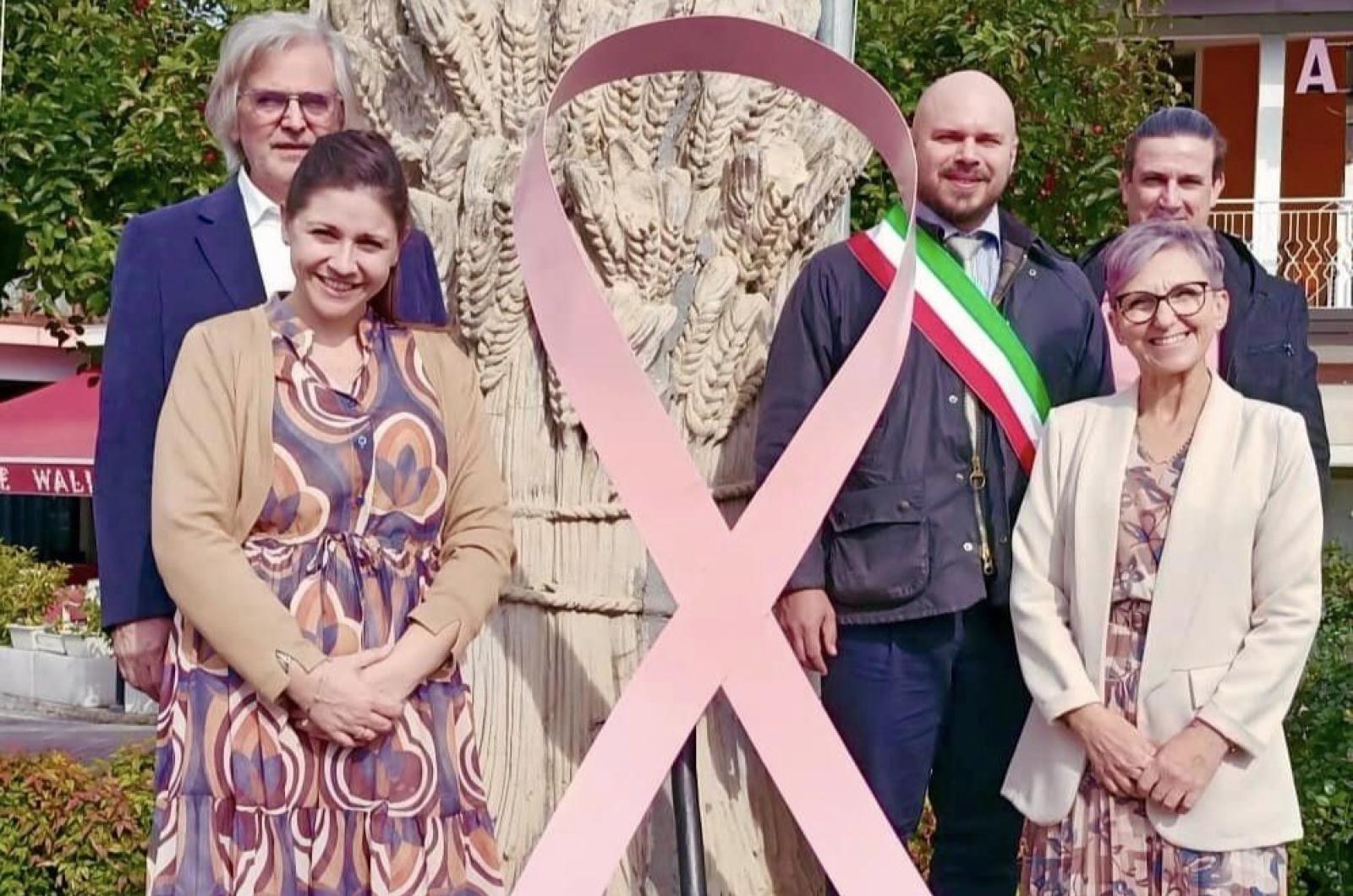 La piazza cittadina si tinge di rosa