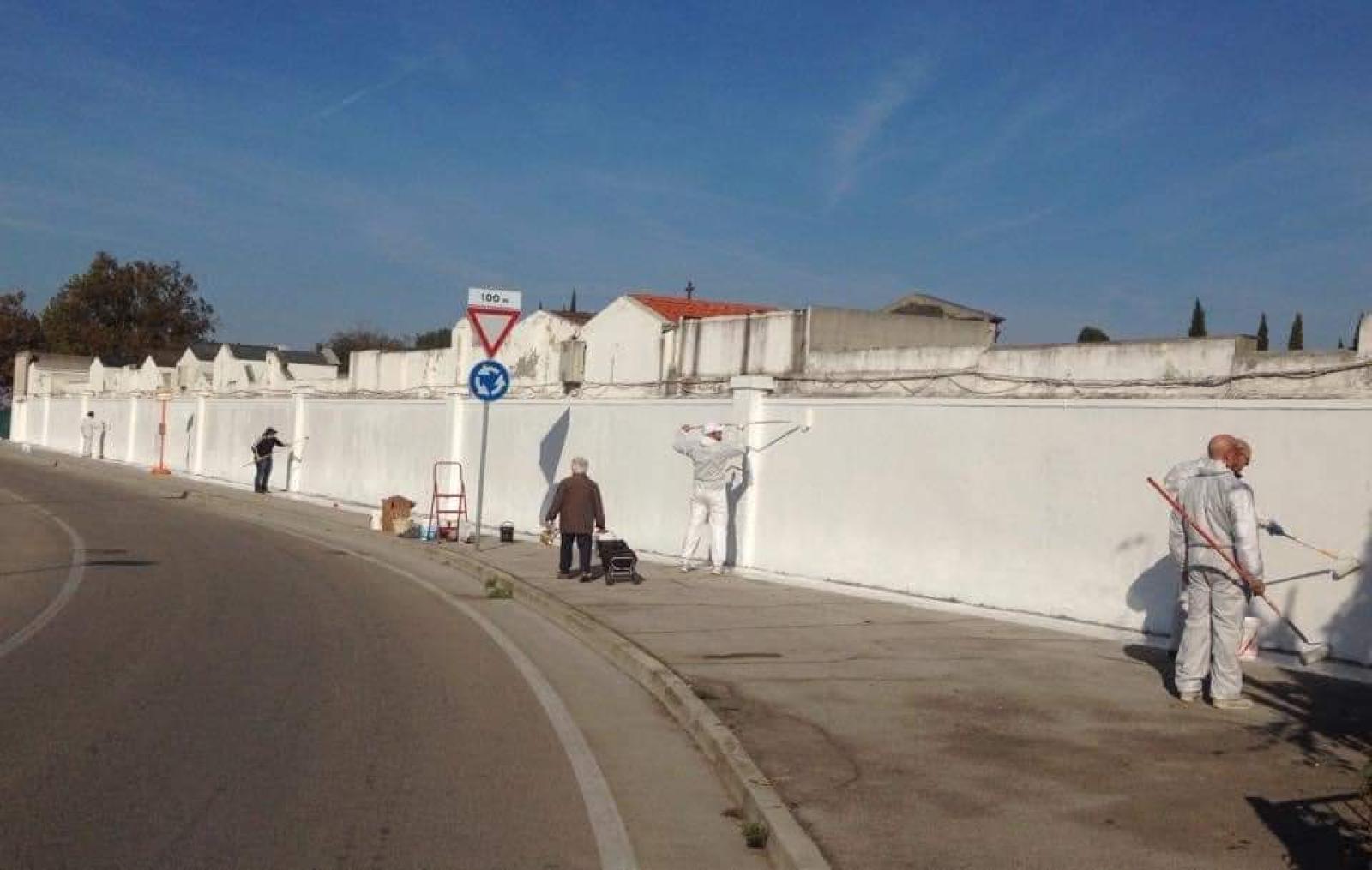Cimitero, il muro bianco resiste