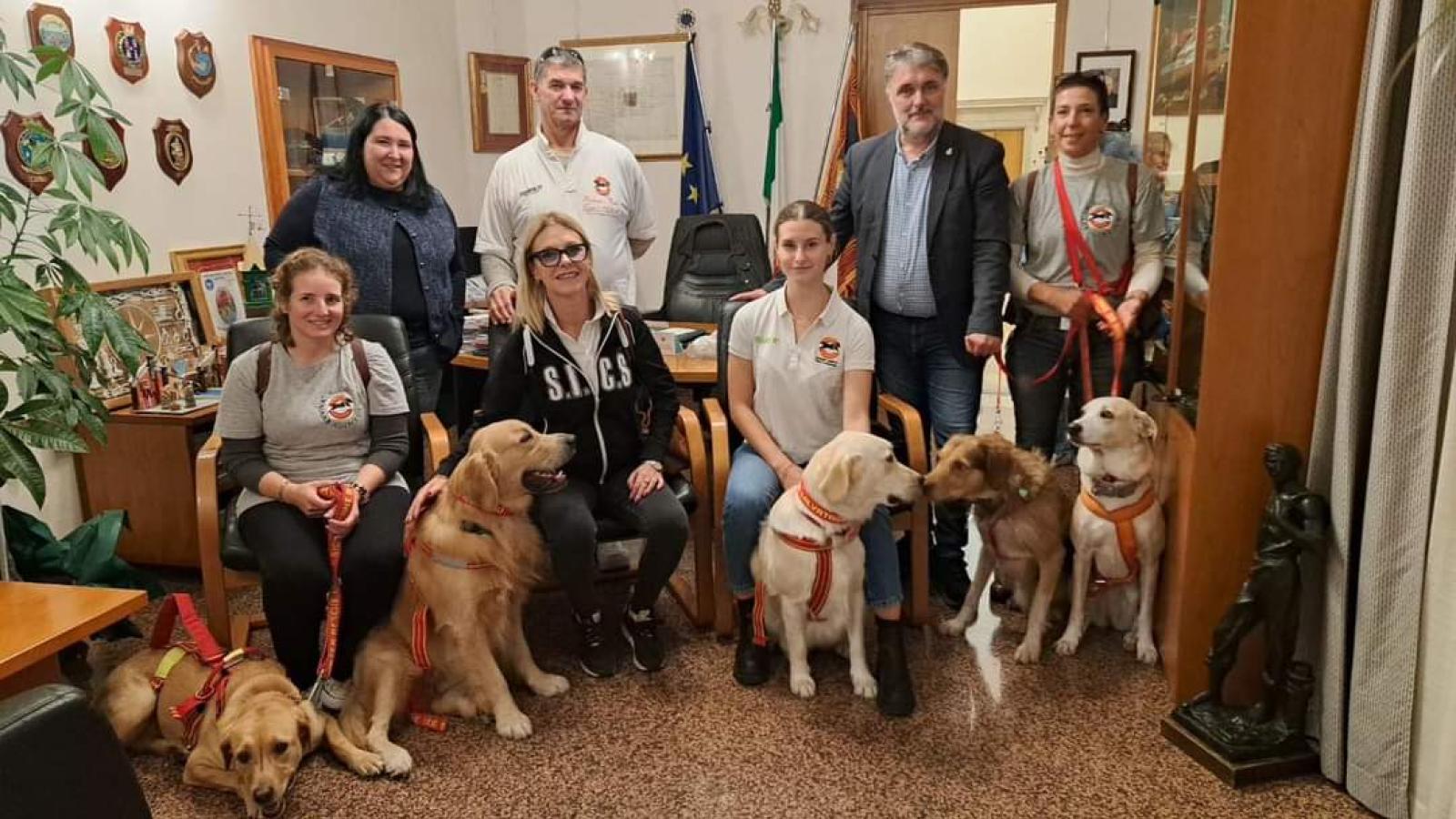 Il sindaco celebra anche gli amici pelosi