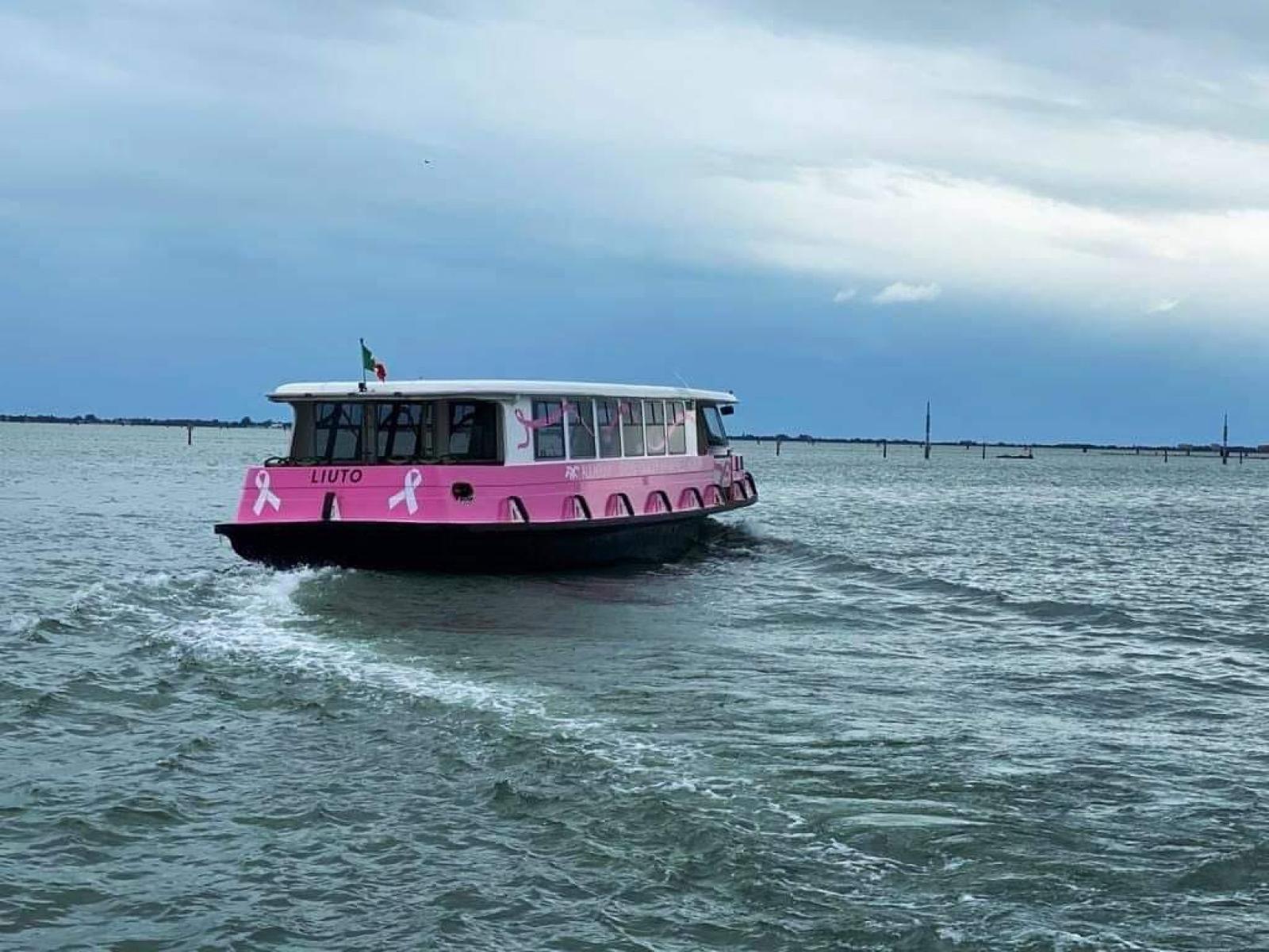 Grande successo per il vaporetto rosa della prevenzione