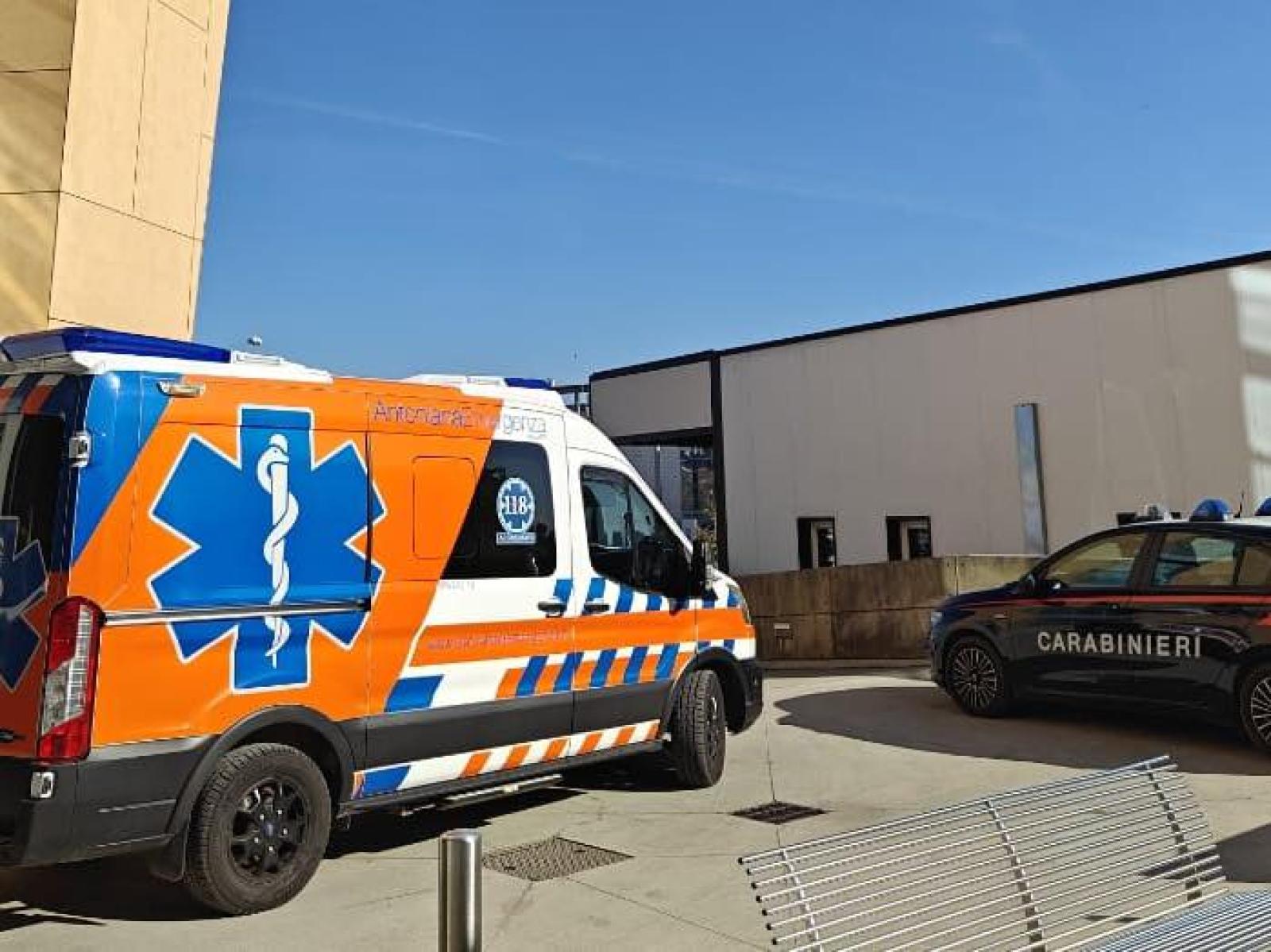 Armato semina il panico all'ospedale