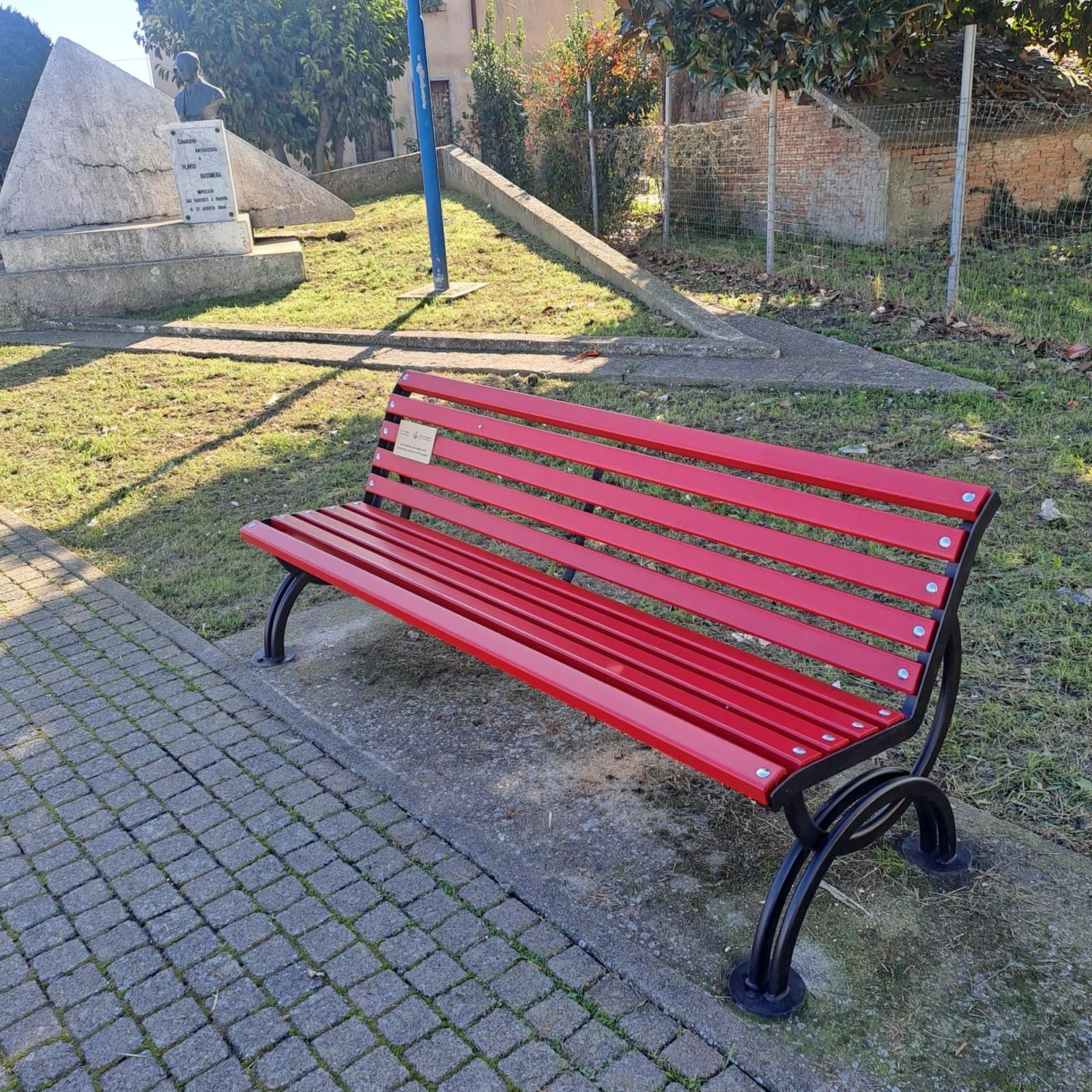 Arrivano tre nuove panchine rosse