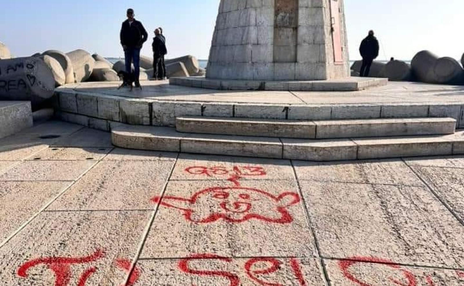 Vandali deturpano la diga