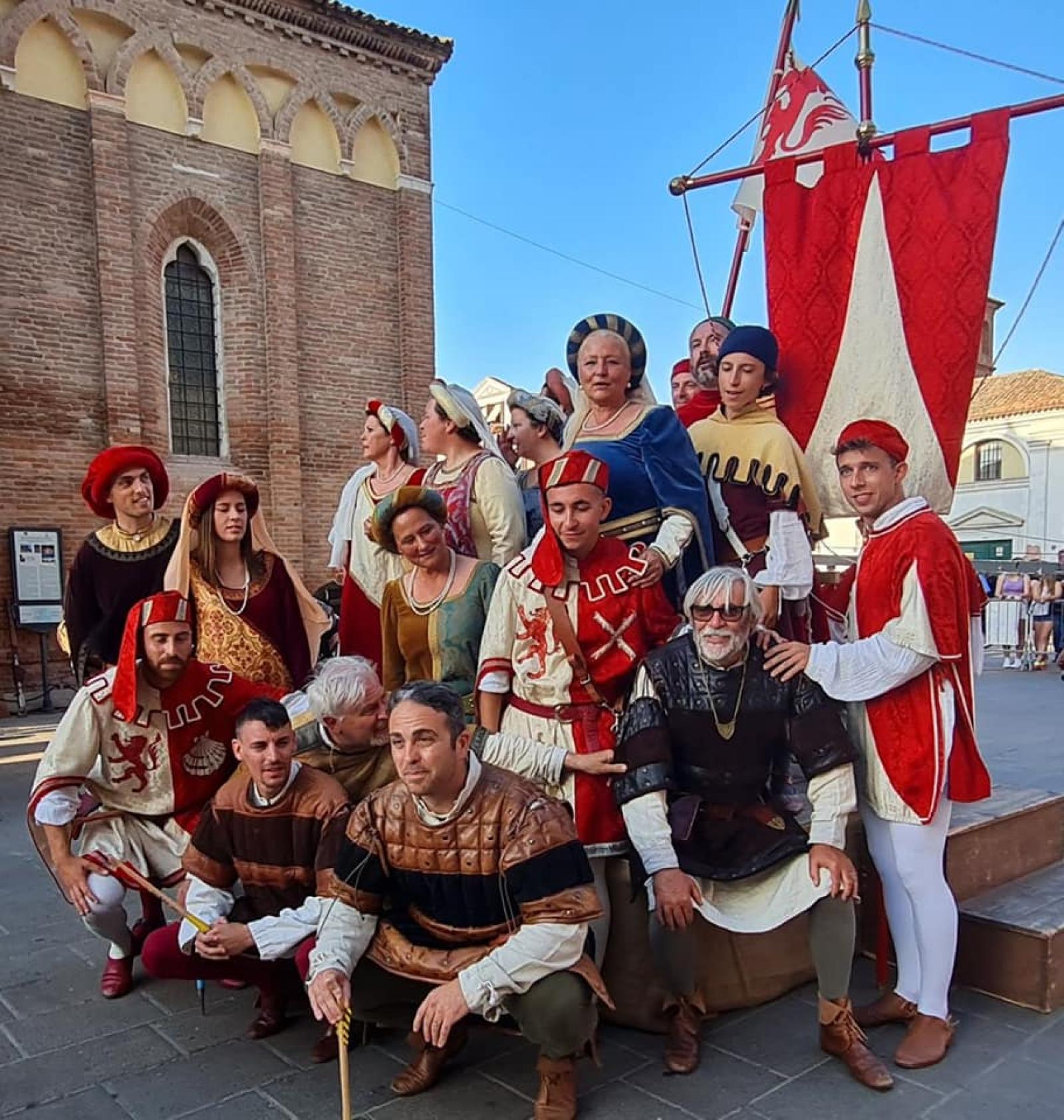 La contrada si prepara alla festa