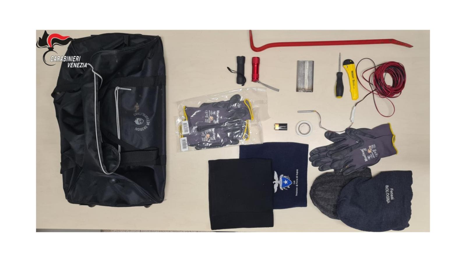 In auto con materiale esplosivo, arrestati