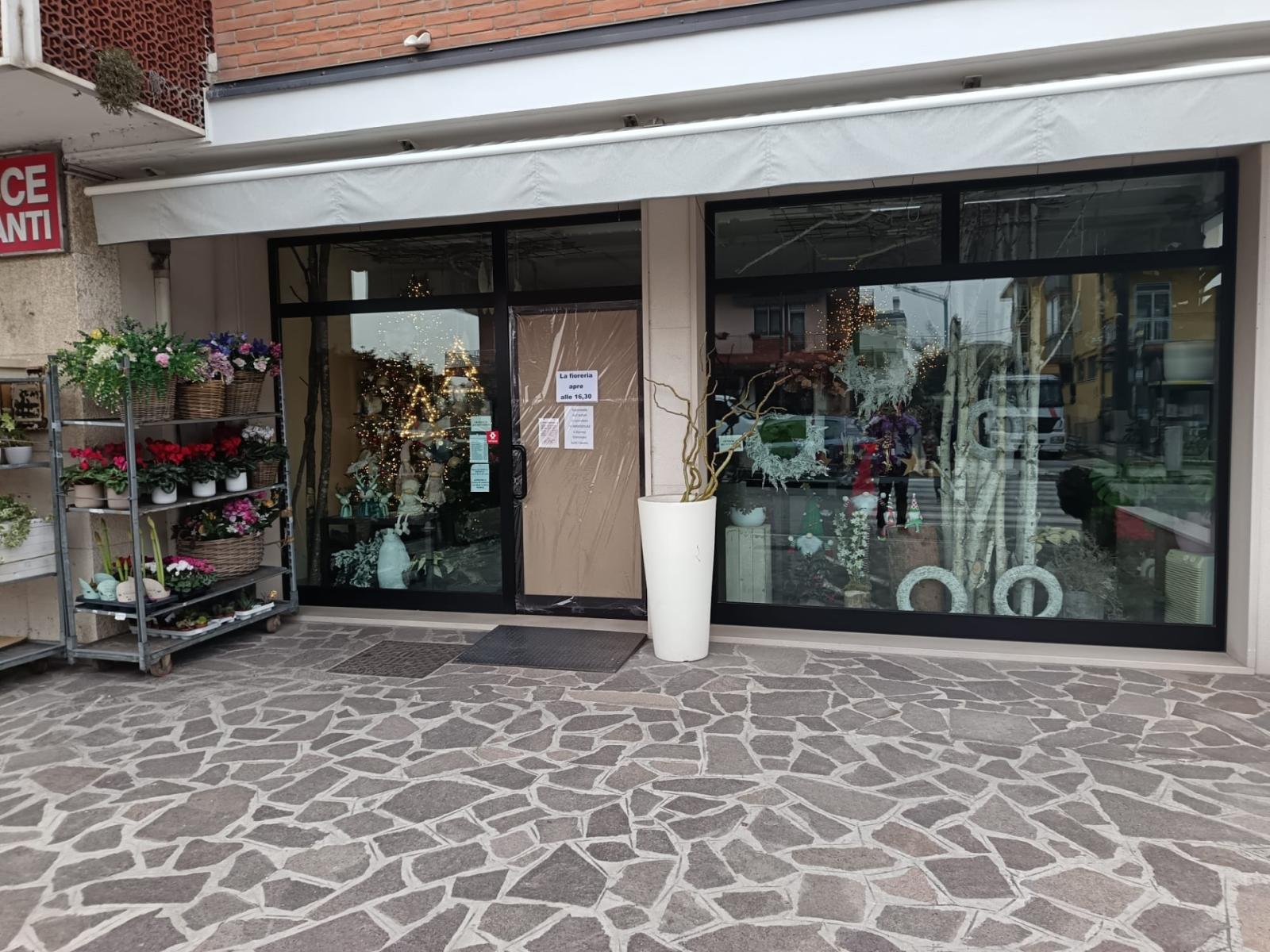 Furti e danni, arrestato un uomo