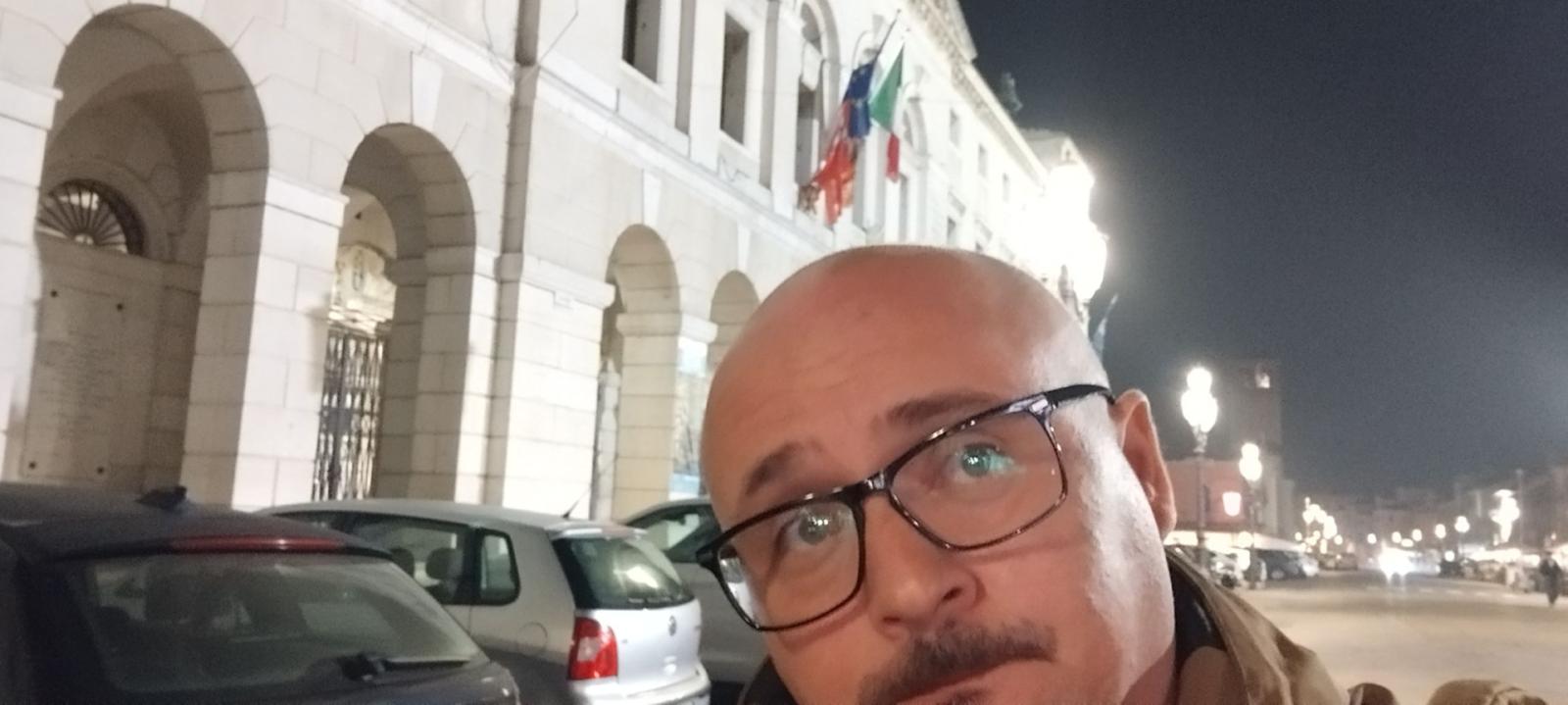 Branco di ragazzini lo circonda e gli sputa sull&rsquo;auto