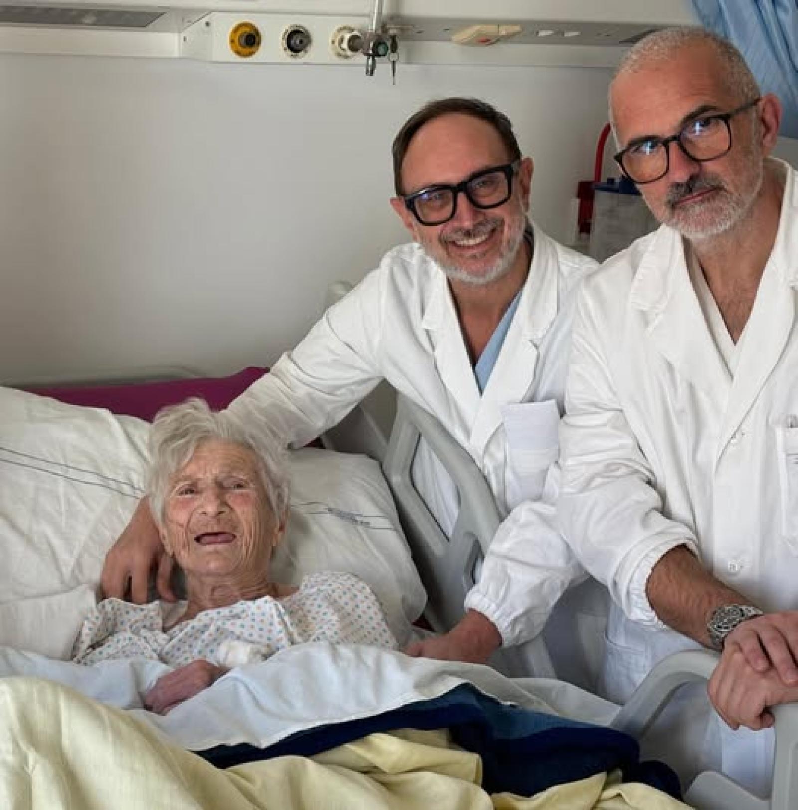 Da sinistra in foto Ione Grasso, l&rsquo;ortopedico Domenico Caminiti e il primario Marco Vig