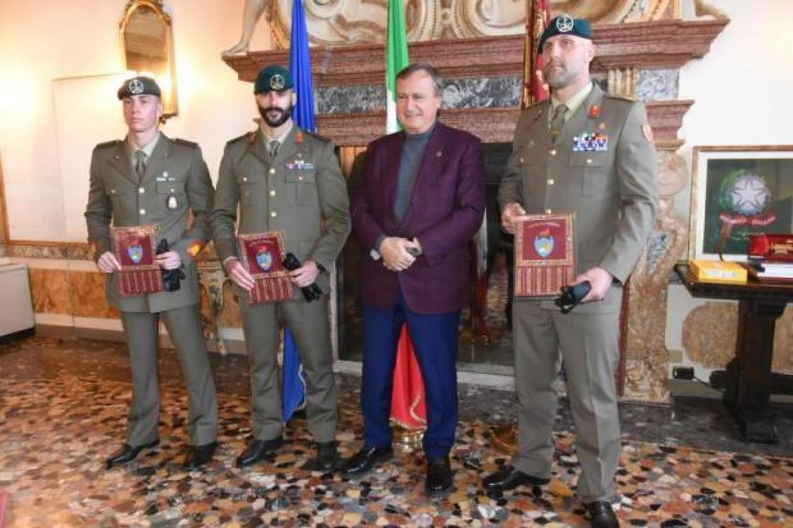 Fermarono i presunti colpevoli di un omicidio, premiati dal sindaco