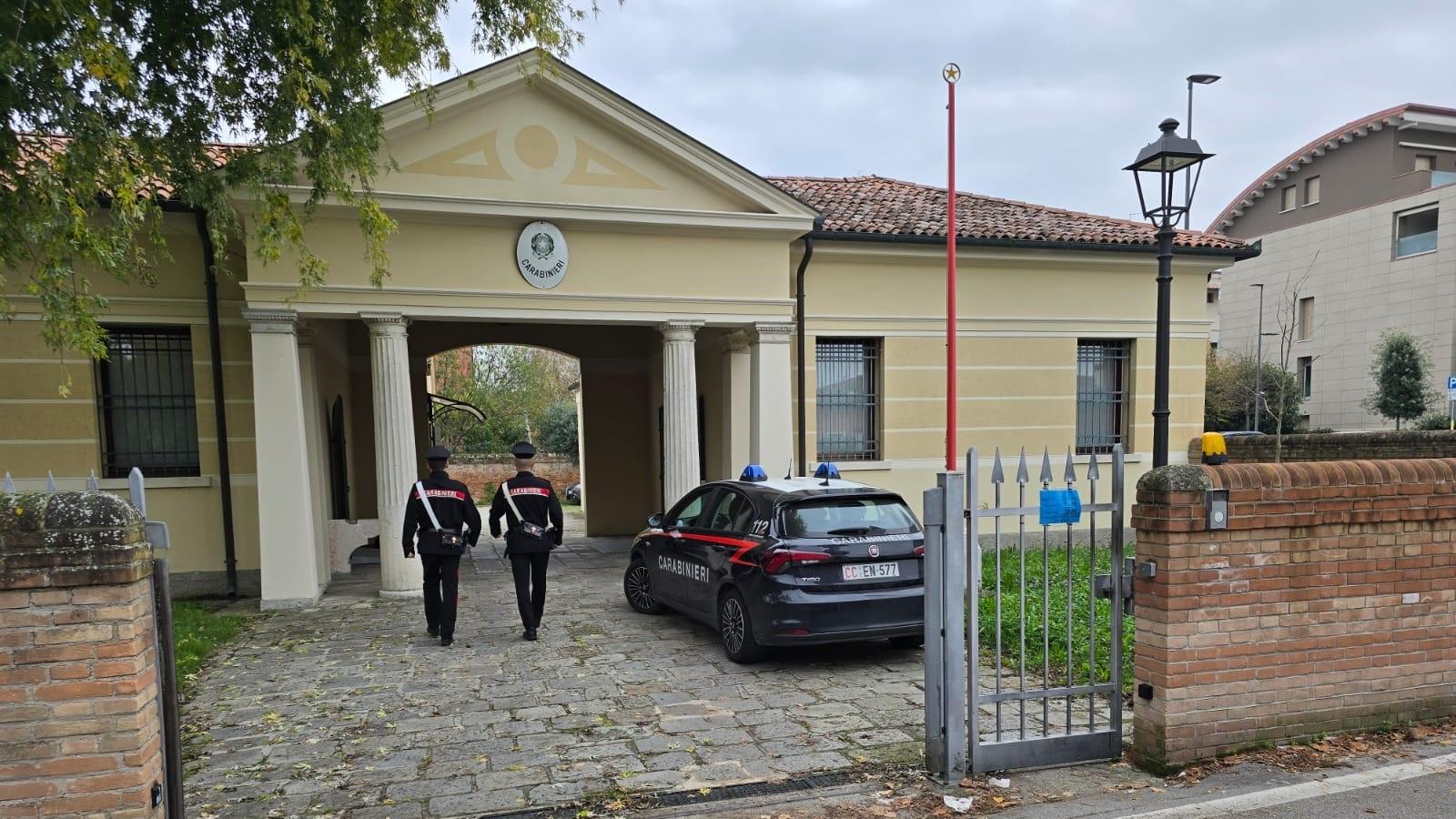 Ruba in un supermercato e aggredisce i vigilanti, arrestato