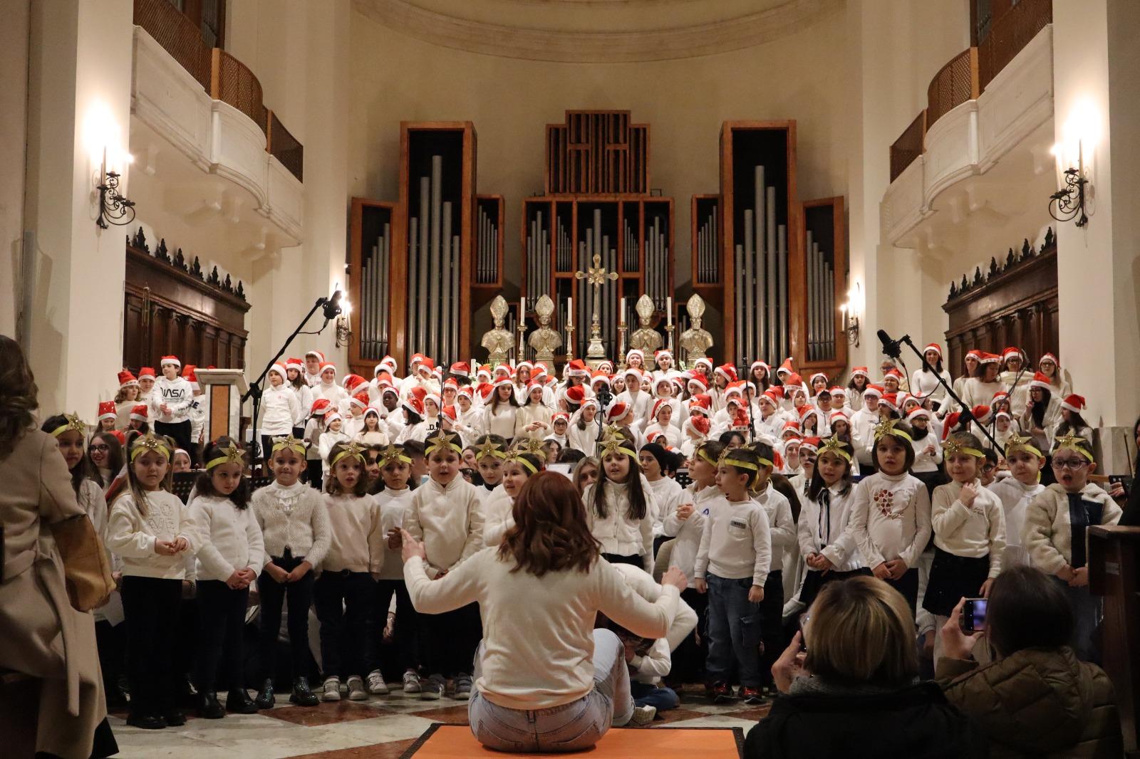 Concerto natalizio dei ragazzi, pubblico in piedi per l&rsquo;applauso