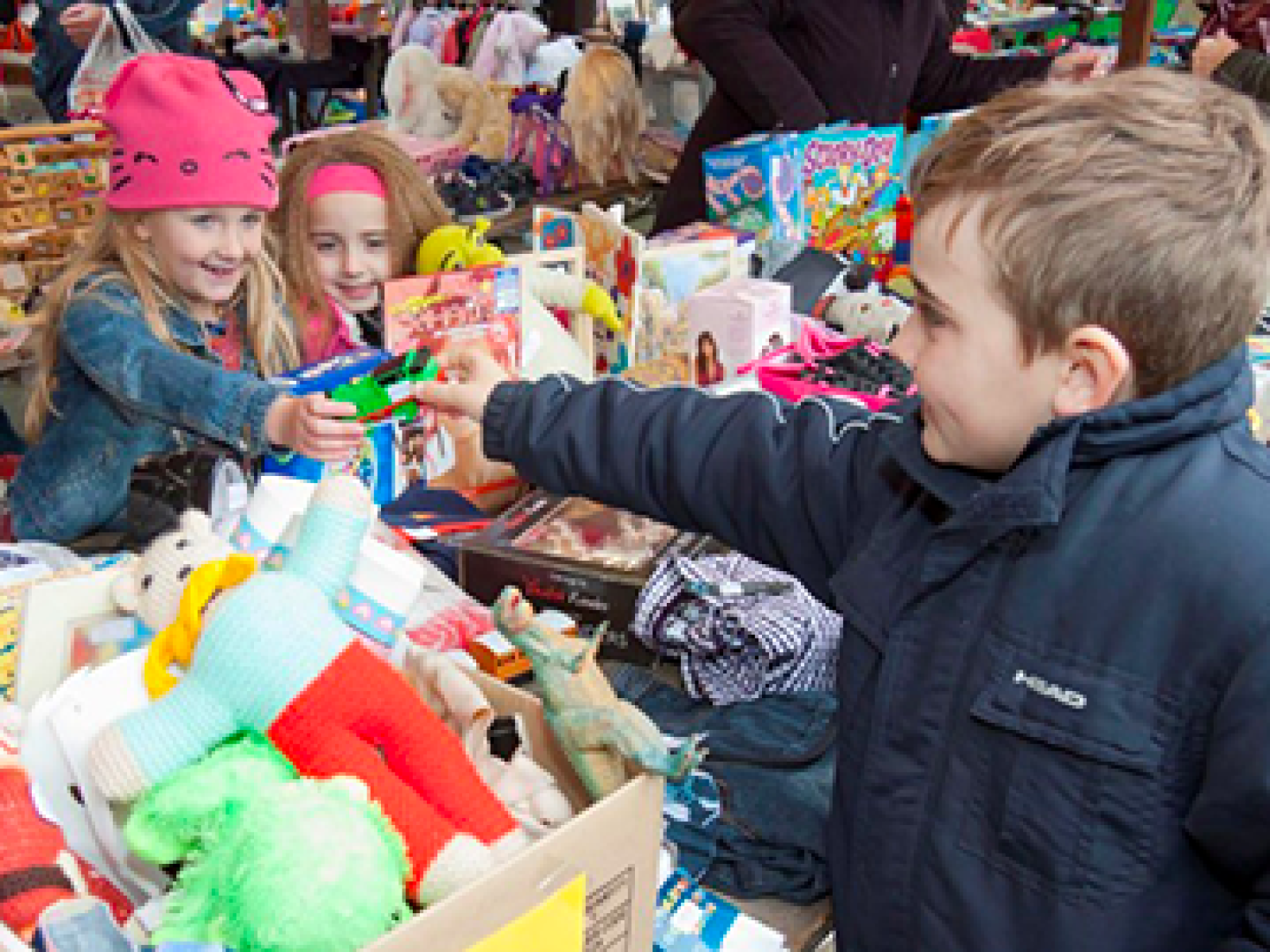 Domani mercatino dei giocattoli usati