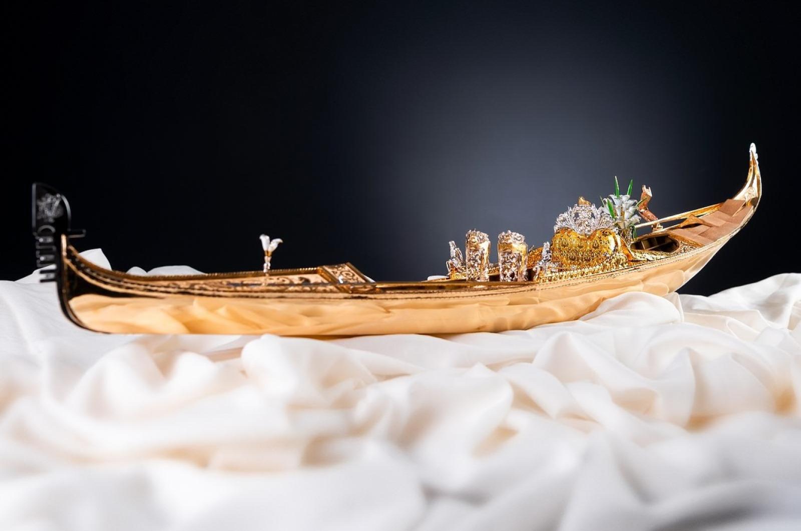 La Gondola d'Oro: Un Capolavoro di Artigianato e Simbolo di Venezia