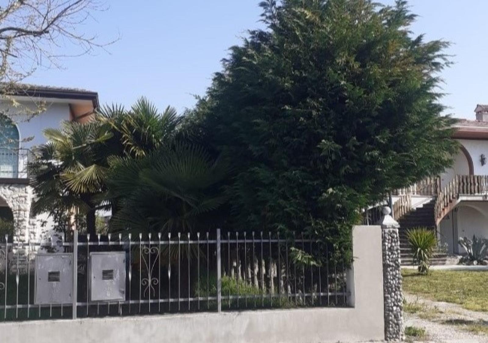 Via Manzoni abbandonata