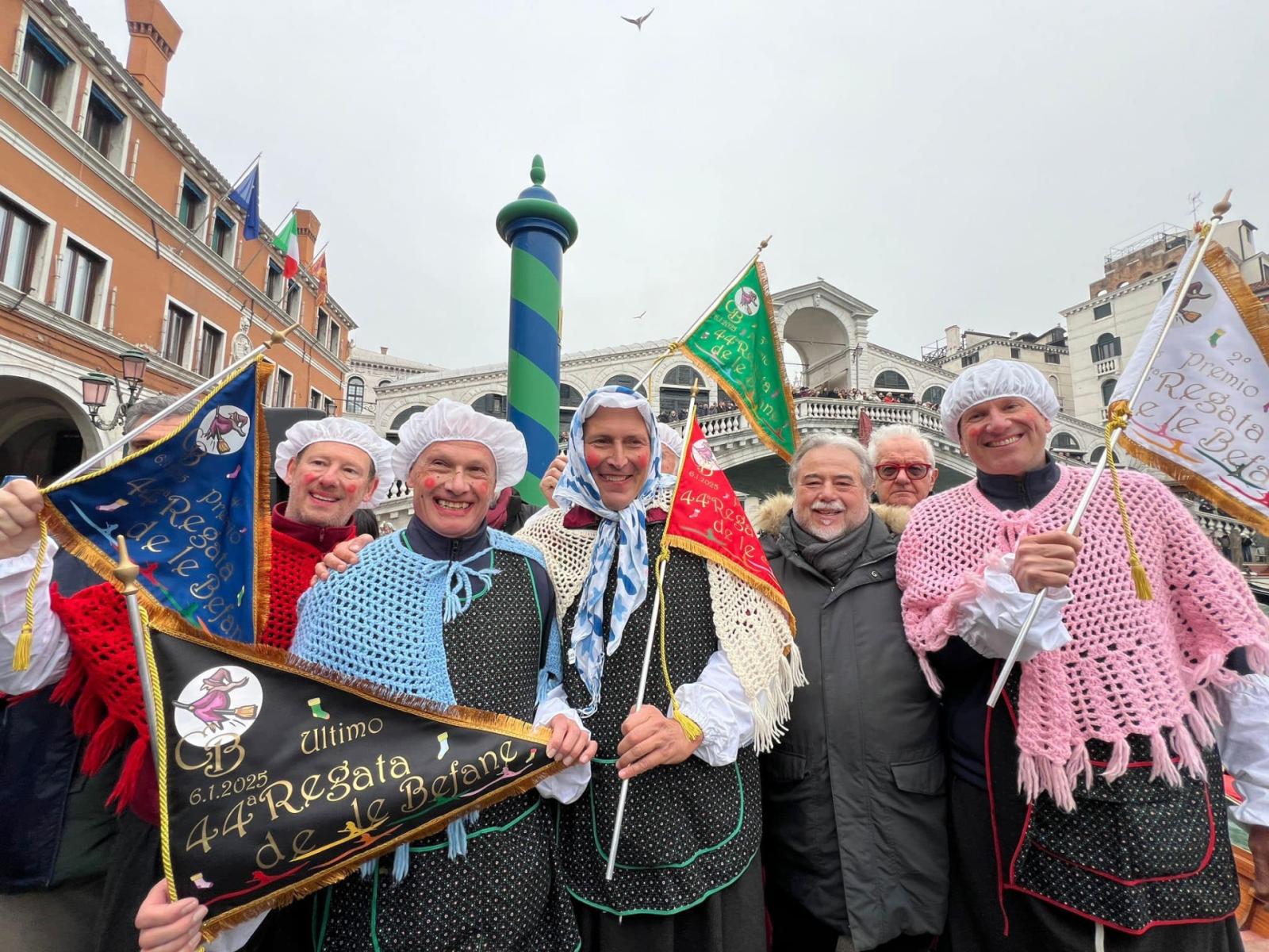 Venezia e la Magia della Regata delle Befane: Una Tradizione che Incanta il Canal Grande