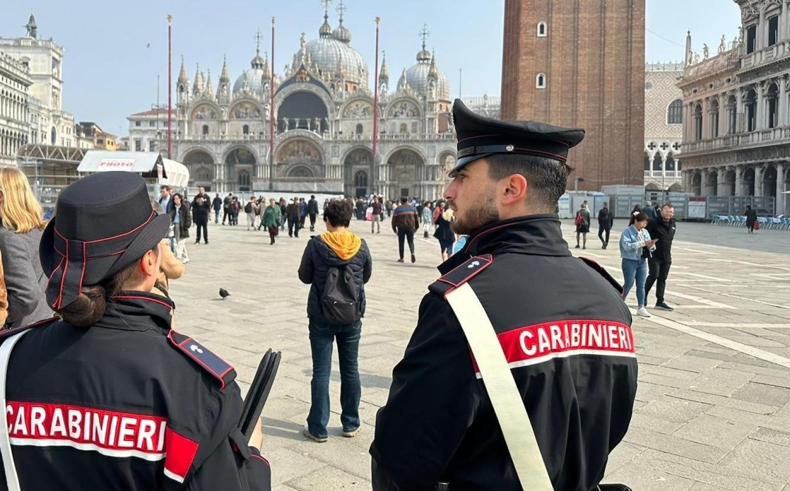 Ruba un cellulare e chiede soldi per restituirlo, arrestato 