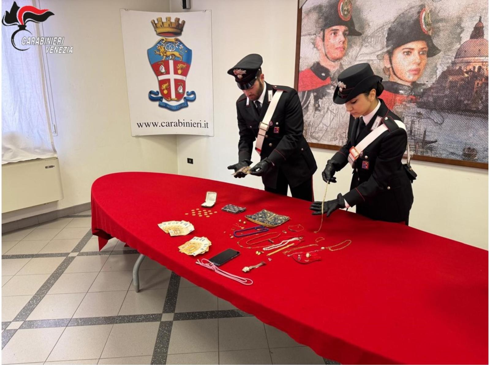 Tecnica del &ldquo;falso incidente&rdquo;, arrestata una donna. A segnalarla il tassista che la trasportava