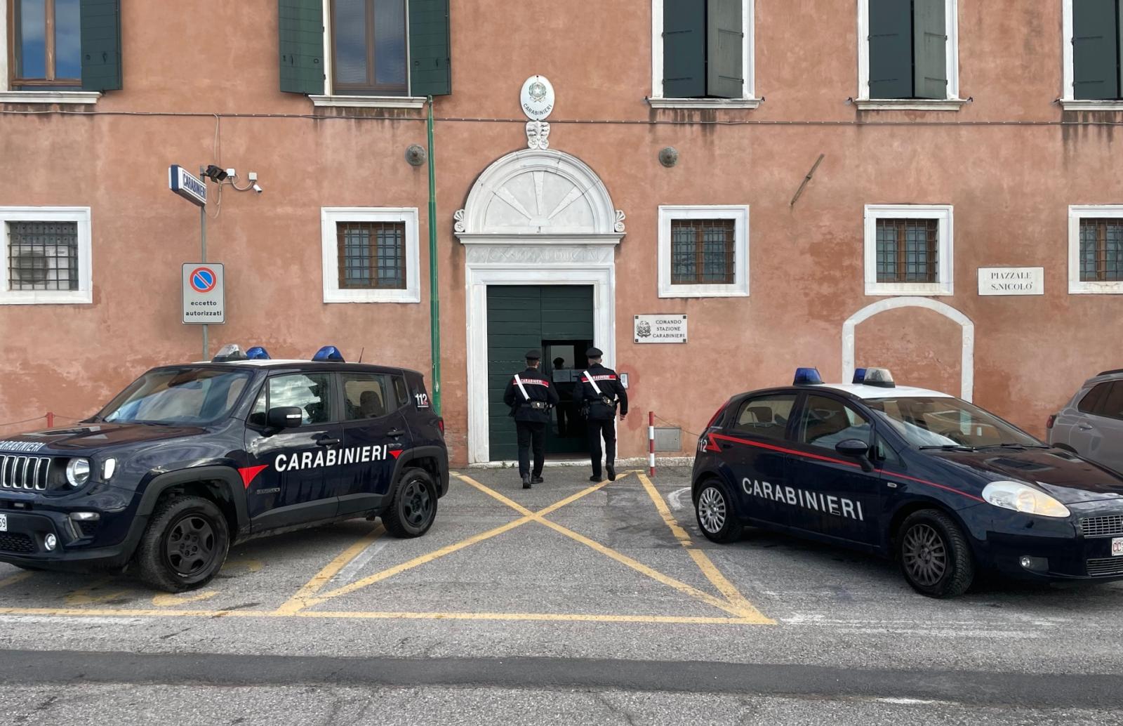 Danneggiano auto e minacciano le vittime: denunciati due giovani