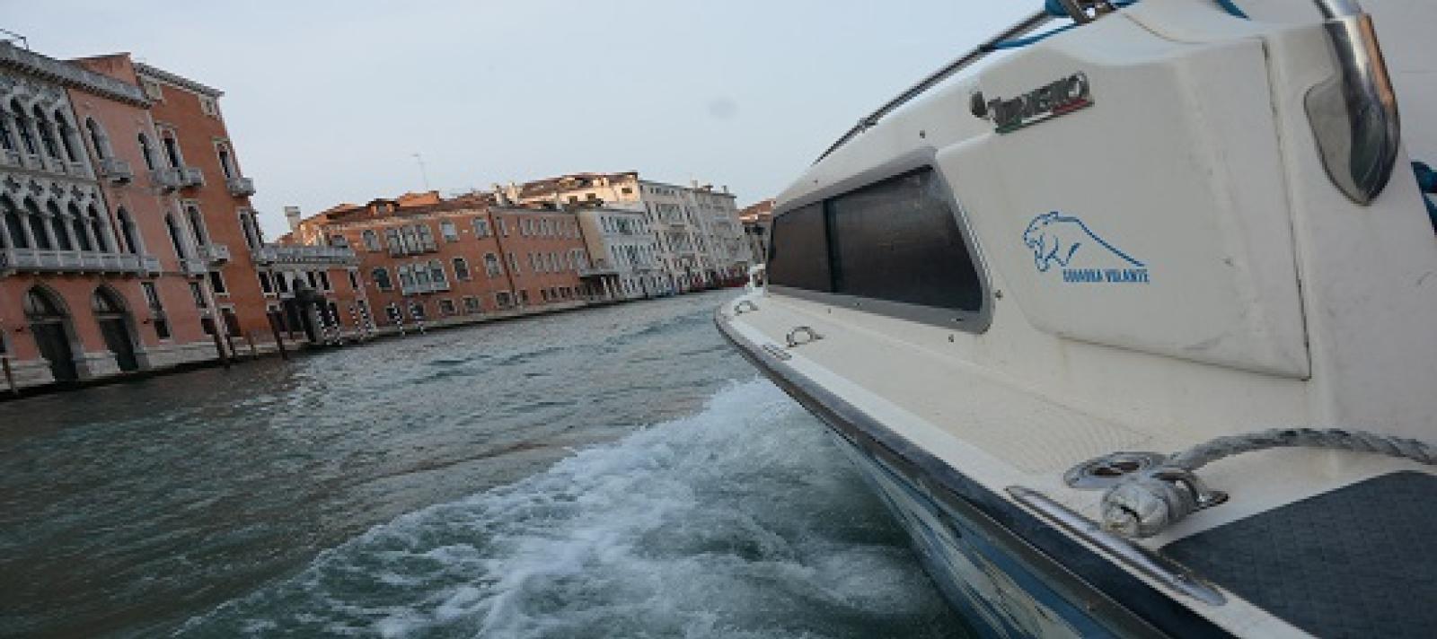 Furto in negozio degenera in violenza: arrestato un uomo