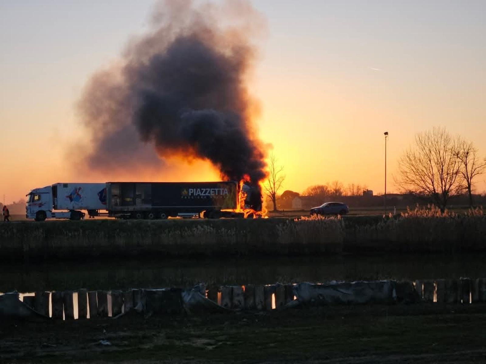 Tir a fuoco sulla Romea, traffico in tilt