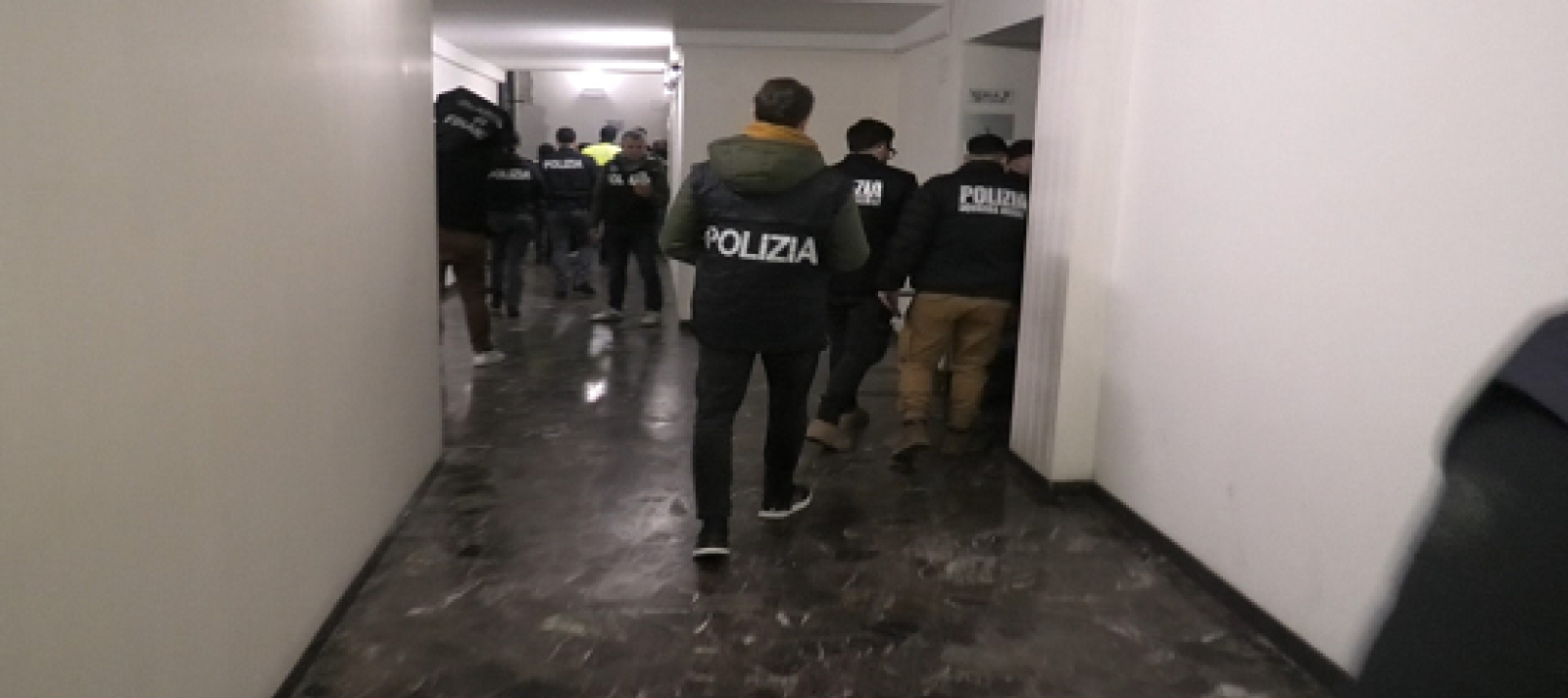 Degrado e microciminalit&agrave; in un condominio, blitz delle forze dell&rsquo;ordine