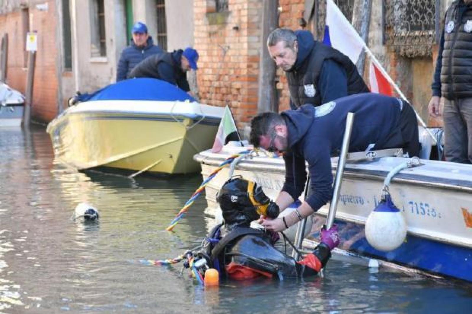 Nuova immersione dei gondolieri sub