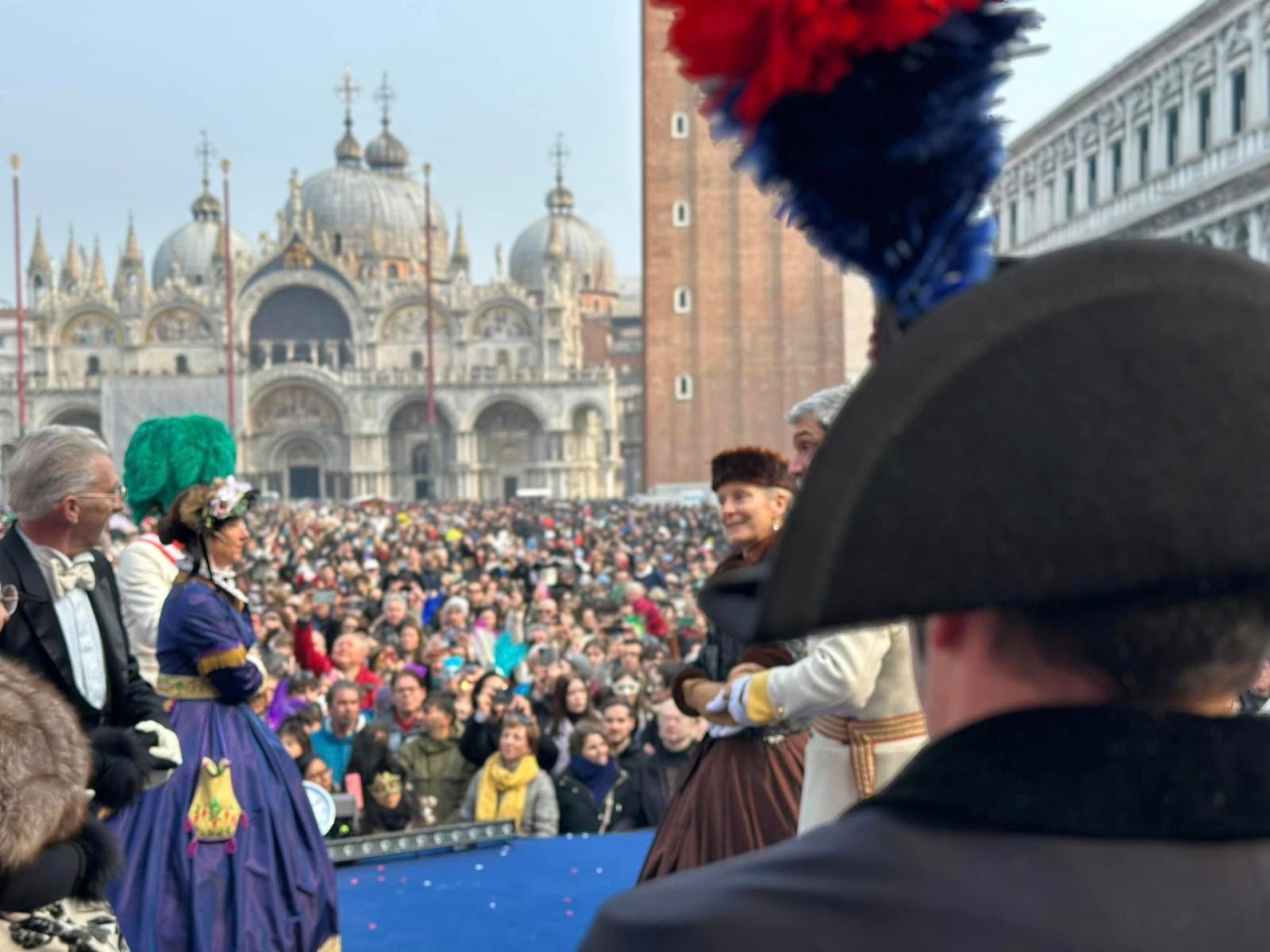 Carnevale di Venezia: Un Mare di Turisti e l'Arte di Gestire la Folla