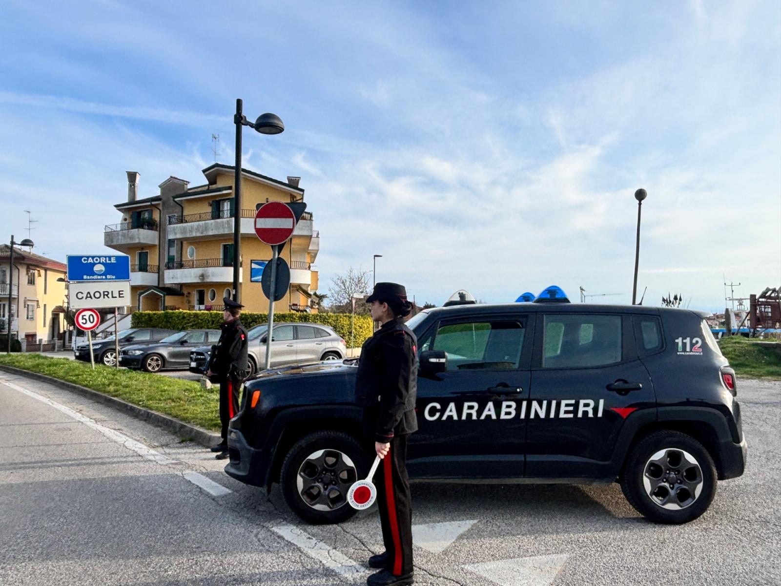 Rubano alcolici e aggrediscono un esercente, arrestati