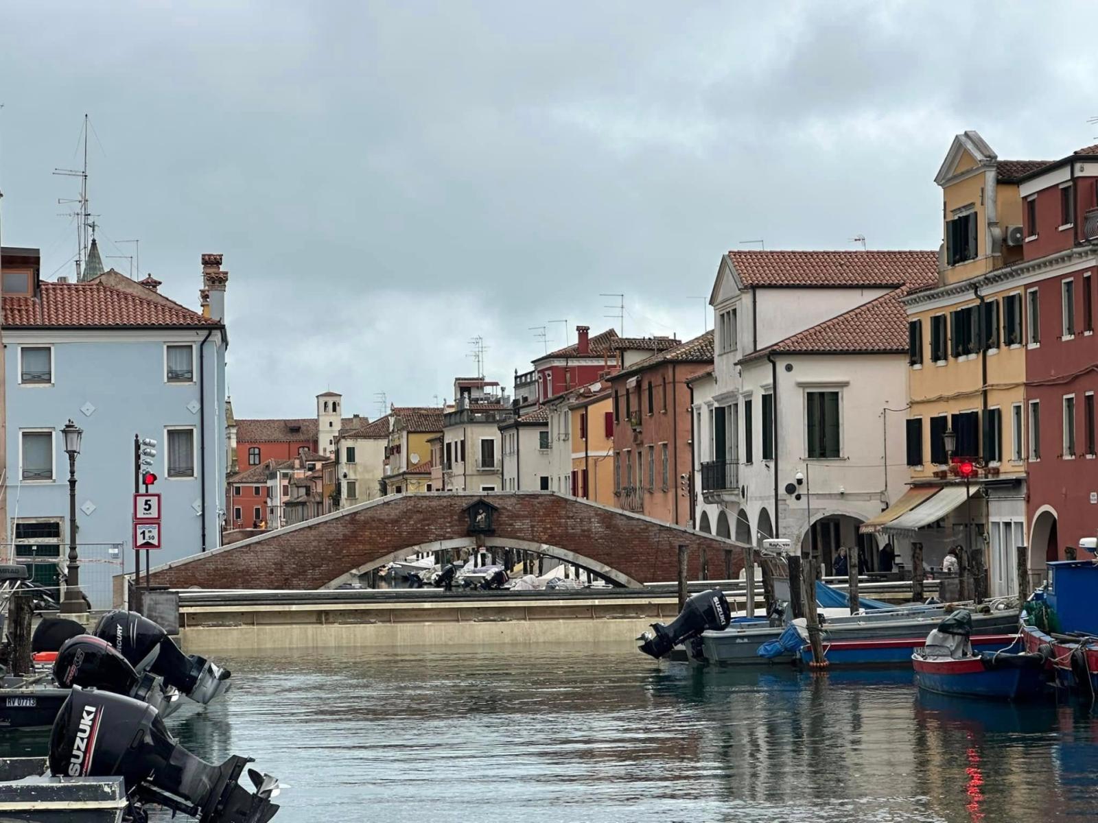 Acqua alta, paratoie ferme. Polemica baby Mose