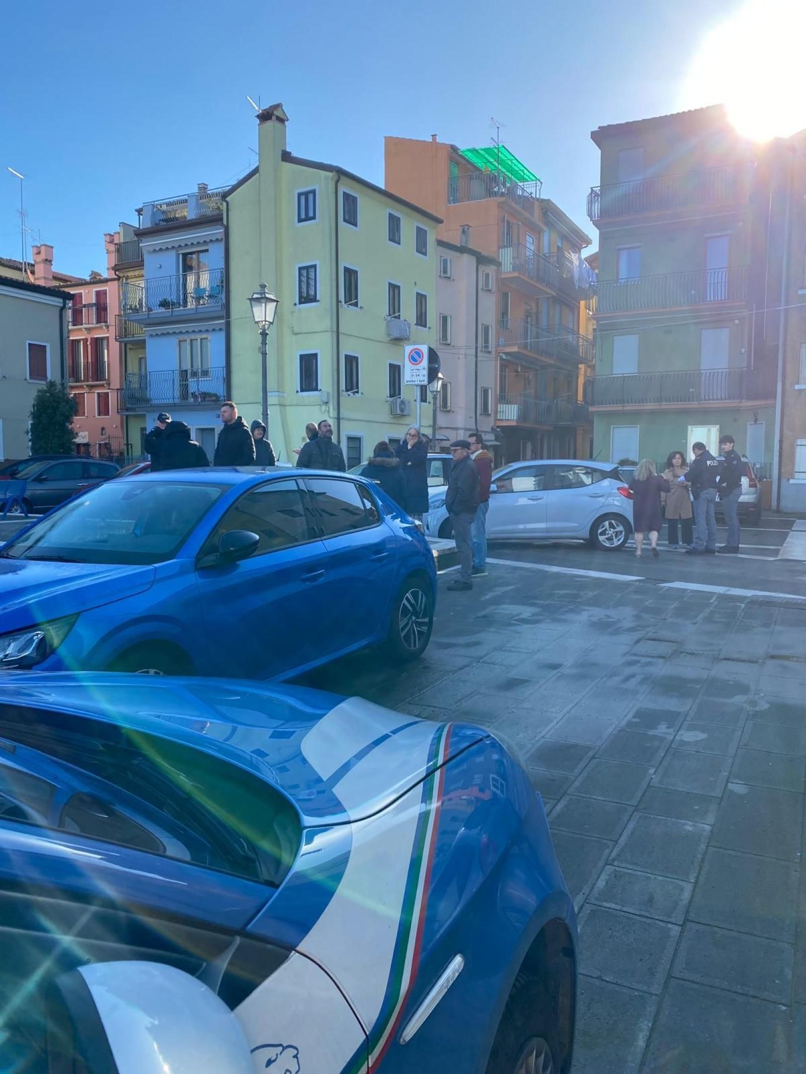 Vandali strappano i tergicristalli a 20 auto